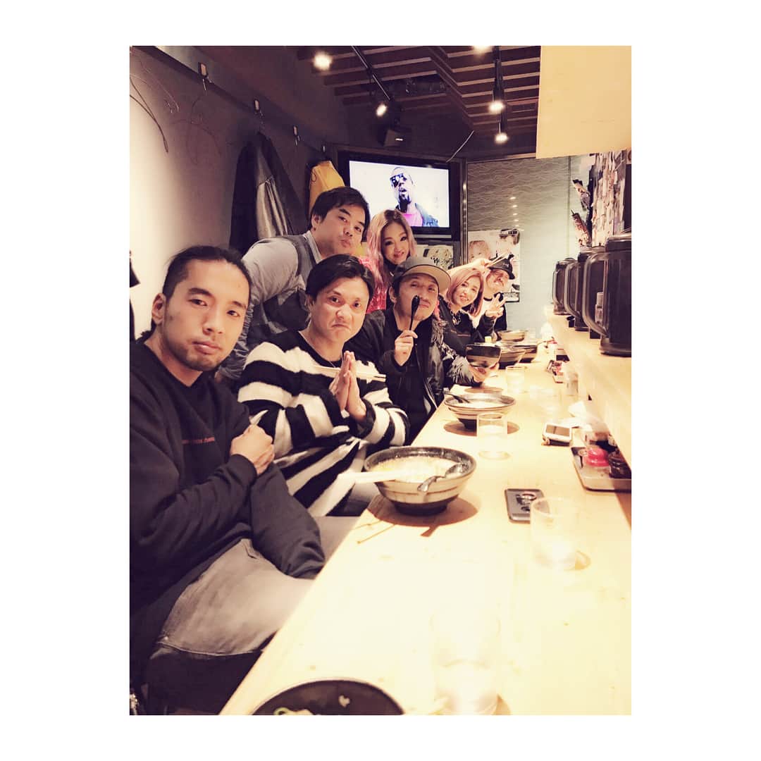 MINMIさんのインスタグラム写真 - (MINMIInstagram)「昨日のゲリラライブ 地元大阪やはり #マジ神 ✨ 駆けつけてくれたファンのみんな#マジ神ファン❤️✨ @kentygross @snyper_p  @yuko_banquest  けんちゃん 。よこピー 。ゆうこりん。 急遽やったのに駆けつけてくれんねんもん 😭ホンマに #マジ神友 ❤️✨」12月8日 1時03分 - minmidesu
