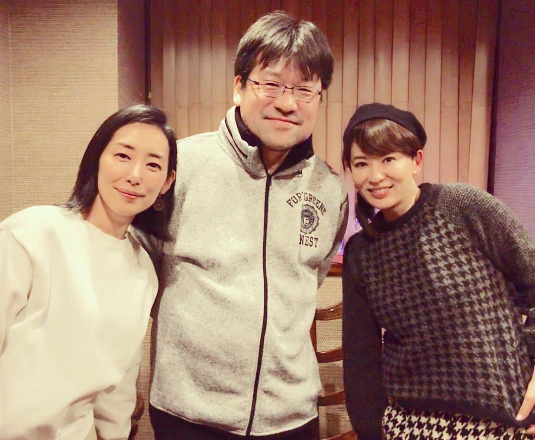 のインスタグラム：「衝撃の最終話！！😱 朱里センセ、 最終回で 一気に喋っとるやないの！！！笑 いやー復讐は復讐しか生まないのね。。。 最期は哀しいお話でした。。。 今回もみんなで創り上げていった世界。 連続ドラマはいつだって みんなの汗と努力の結晶っす。  キャスト、スタッフの皆さま、 お疲れ様でした。 それから最後まで観ていただいた 視聴者の皆さま、 ありがとうございました ーーー ╰(*´︶`*)╯♡らびゅ  #ブラックリベンジ #木曜ドラマFプラチナイト #最終回 #木村多江 チャン #佐藤二朗 サン #3人でお鍋食べに行きました #打ち上げも楽しかったな #朱里センセの中学時代を演じた市川春琳ちゃん #青空ランチしてるんです #血のり付けられて意味なくテンション上がってるワタシ #たえちゃん本当にお疲れ様でした #楽しかった #大好き #ありがとう!!!」