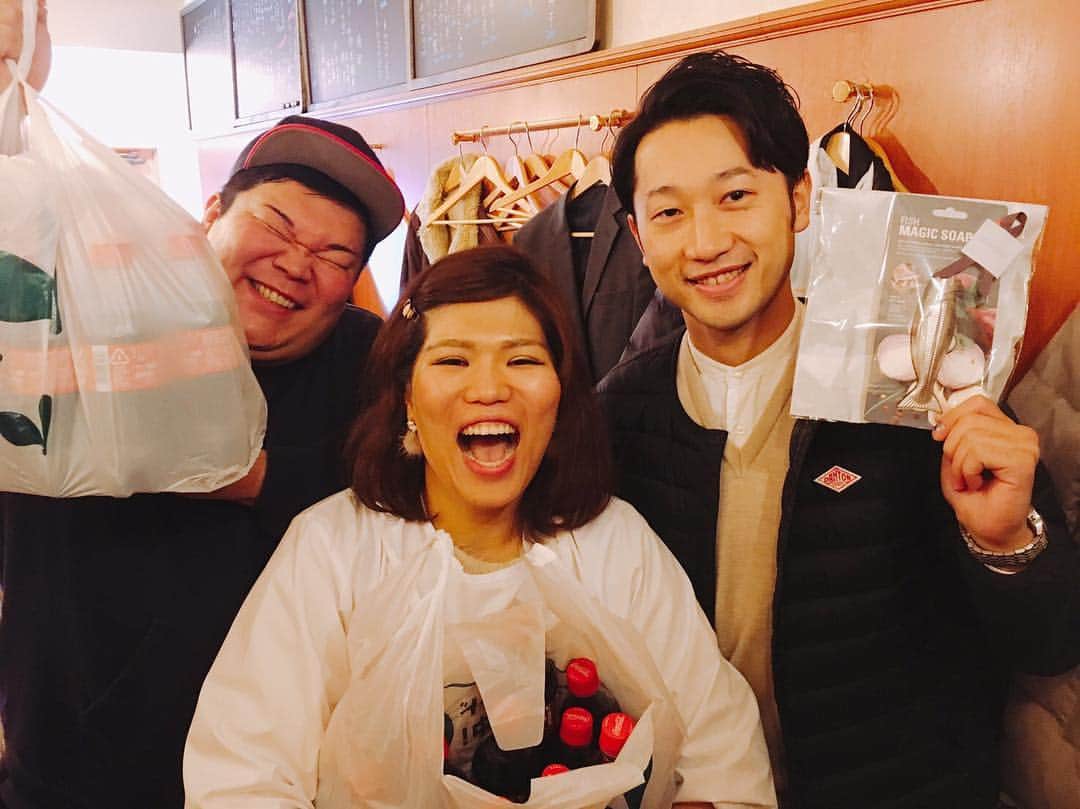 カバのインスタグラム：「同期で元カミカミの清水ミカが女将の日本酒うさぎに行ってきました！立ち呑みやけど店の奥にテーブル席もあり、小洒落てて居心地が抜群に良くて、清水が女将じゃなかったらそのまま泊まるところでした！料理も美味しくて、お酒を飲めない僕でも楽しめました😊大阪難波の堺筋沿いにある、南郵便局近くです！難波心斎橋からも徒歩で行けますので、是非皆さんも一度足を運んでみて下さい！やかましい女将が全力でもてなしてくれますので🙆‍♂️🍖✨ . #日本酒うさぎ #元芸人#同期 #元カミカミ #元東京ロマンポルノ #清水ミカ#女将 #日本酒 #日本酒女子 #難波#心斎橋 #徒歩圏内 #楽しい空間 #料理#料理が美味しい #女将の顔だけでも見に行ってやってください #よろカバちゃんです」