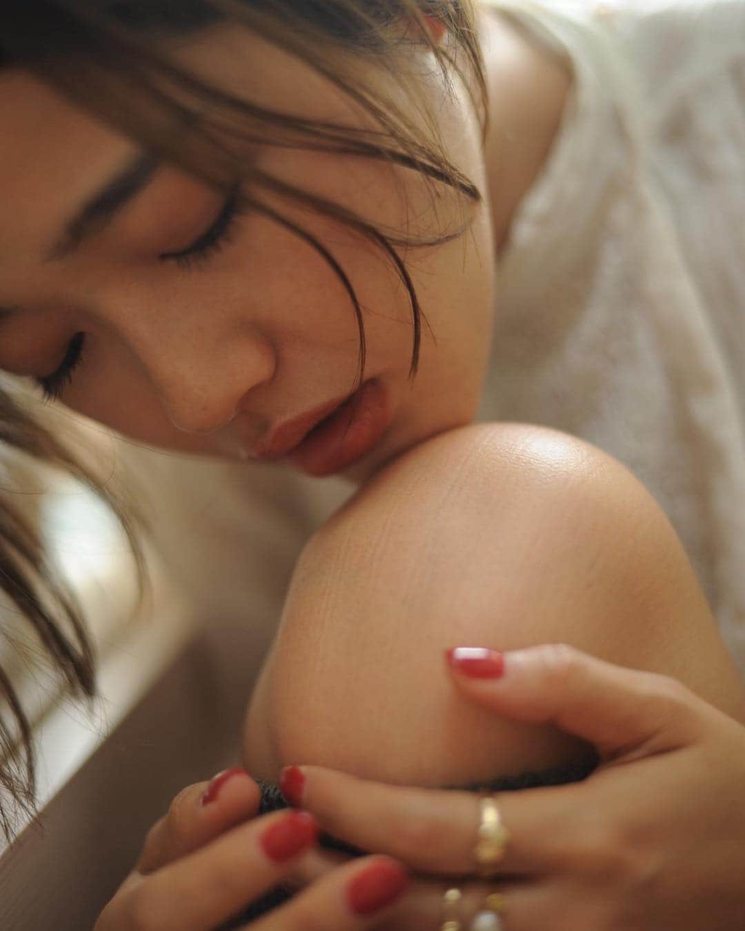 花盛友里のインスタグラム：「Shooting for @maisonmonik . . ❤️❤️❤️ . @souman_natsuko @st.koizumi_akane @inohanachihiro . . #girl  #japan #japanese #portrait #jewelry #maisonmonik」