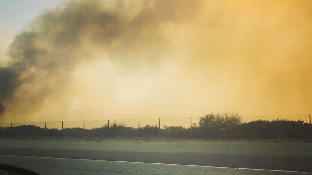 ホリー・マリー・コームズのインスタグラム：「Power lines down across the 101. Traffic is stopped. #thomasfire」
