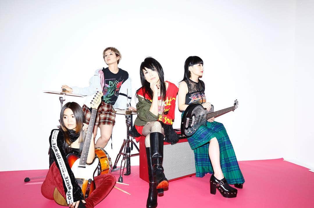 三好春奈のインスタグラム：「1/24に発売される岸谷香さんのミニアルバム「Unlock the girls」に参加させて頂いています👀 全員女性のバンドってのが私にとって初めてで新鮮な事だらけでしたがとっても素敵な1枚になりました。 来月からはツアーもありますので皆様に各地でお会い出来ることを楽しみにしております♡ #岸谷香 #girl #band」