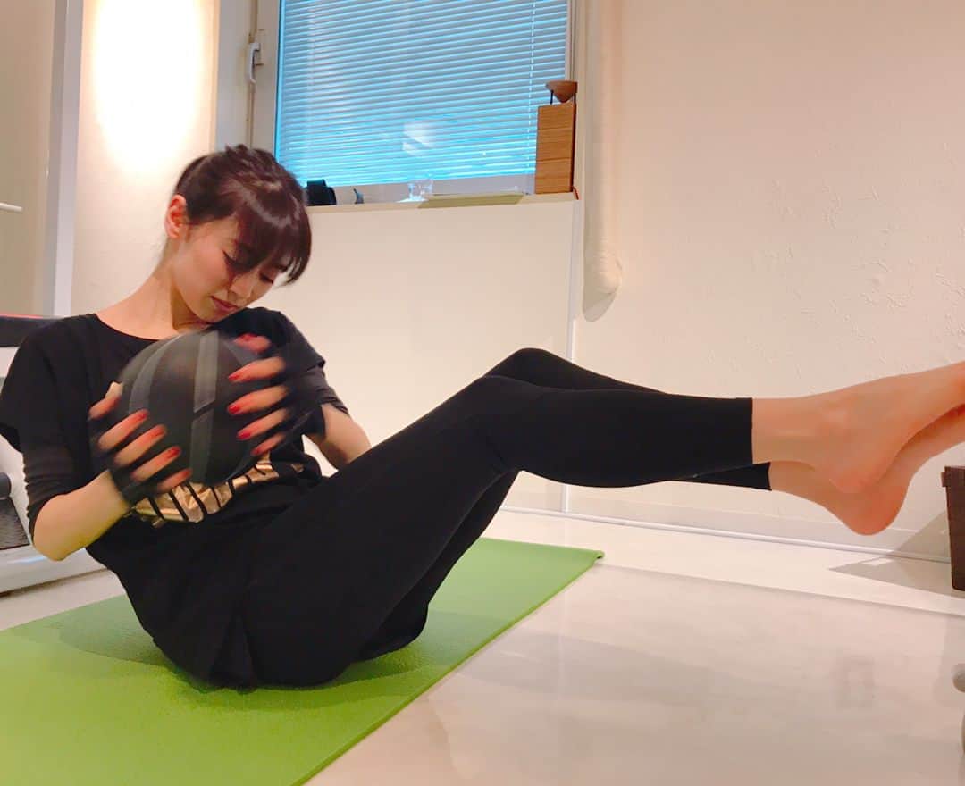 泉里香さんのインスタグラム写真 - (泉里香Instagram)「カラダみせのお仕事があるためトレーニング。 最初はユルめメニューでお願いするものの、最後は欲しがっちゃってハードになるのが 里香トレーニングあるあるです。笑 トレーナーの武田さんが本を出しました！おめでとう🎊🎉 #workout#トレーニング」12月8日 11時14分 - rika_izumi_