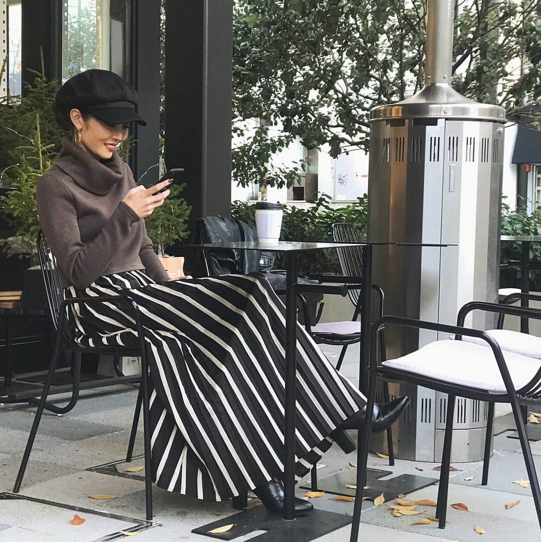のインスタグラム：「《※サイトリニューアルのお知らせ》 只今システムの移行中で テストを繰り返して 調整等を行なっている為、 商品入荷が遅れてしまっていたりと ご迷惑をお掛けして申し訳ありません。。 お客様のお買い物ポイントが 一時的に表示されてないなどの お声も頂きましたが そのまま移行になりますのでご安心下さい^_^ 来週、再来週頭ら辺のOPENを目処に 新作も沢山ご用意しています！！ 諸々詳しくわかり次第インスタやメルマガで お知らせしますのでもう少々お待ちくださいませ。 ・ ・ そして 初日、再入荷ともに 開始3分で即完売してしまい 数ヶ月間もリクエストがとまらなかった 幻のストライププリーツコンビワンピが 新色を加えて今年も登場しますょん✨ お楽しみにっ😝💕💕 @mieli_invariant  #mieliinvariant#muramistyle」