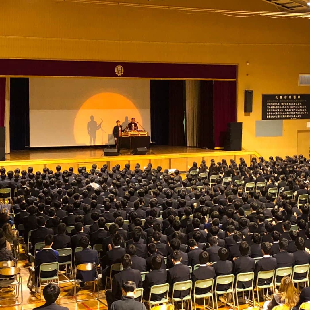 武田真治さんのインスタグラム写真 - (武田真治Instagram)「2017.12.7. 故郷 #北海道 にある #篠路中学校 70周年記念式典にて スピーチ&サックス演奏させて頂きました(^O^) #DjDragon にも来てもらって体育館のステージにターンテーブルを設置♪ なかなかの爆音で#BlackJaxx のライヴ⚡️ みんなで大合唱して飛び跳ねて楽しかったぁ…あの時間は無限の可能性を持つ後輩達にとって夢を追うきっかけになってくれればいいなぁ☆ 僕らにとっても想い出深いものなりました^_^ 盛り上がった後は校長室で給食をごちそうになりました🍚みかんと牛乳を同時に食べたの何十年ぶりだろう(^_^o)  あっ、現校長は中一・二年の時に社会を教えてくれていた淡路先生❗️ 昔から生徒の味方！楽しい企画ありがとうございました‼️「北海道を音楽で元気に🎵」をモットーとするブレスオブライフの活動の一環として 今回も同級生で #北立技建 社長ユーキくんの多大なサポートにより実現しました! ありがとうユーキくん😊 帰りにはお気に入りのパフェ&アイスクリーム屋さん #MilkLabDearBunny に寄りました🍨#theta360 #BreathOfLife #HardBird #ShinjiTakeda #武田真治 は #中三になる時に分校になり母校を二つ持つ幸運な男☆ 実家のオードリーも元気でなにより♪」12月8日 13時12分 - shinji.takeda
