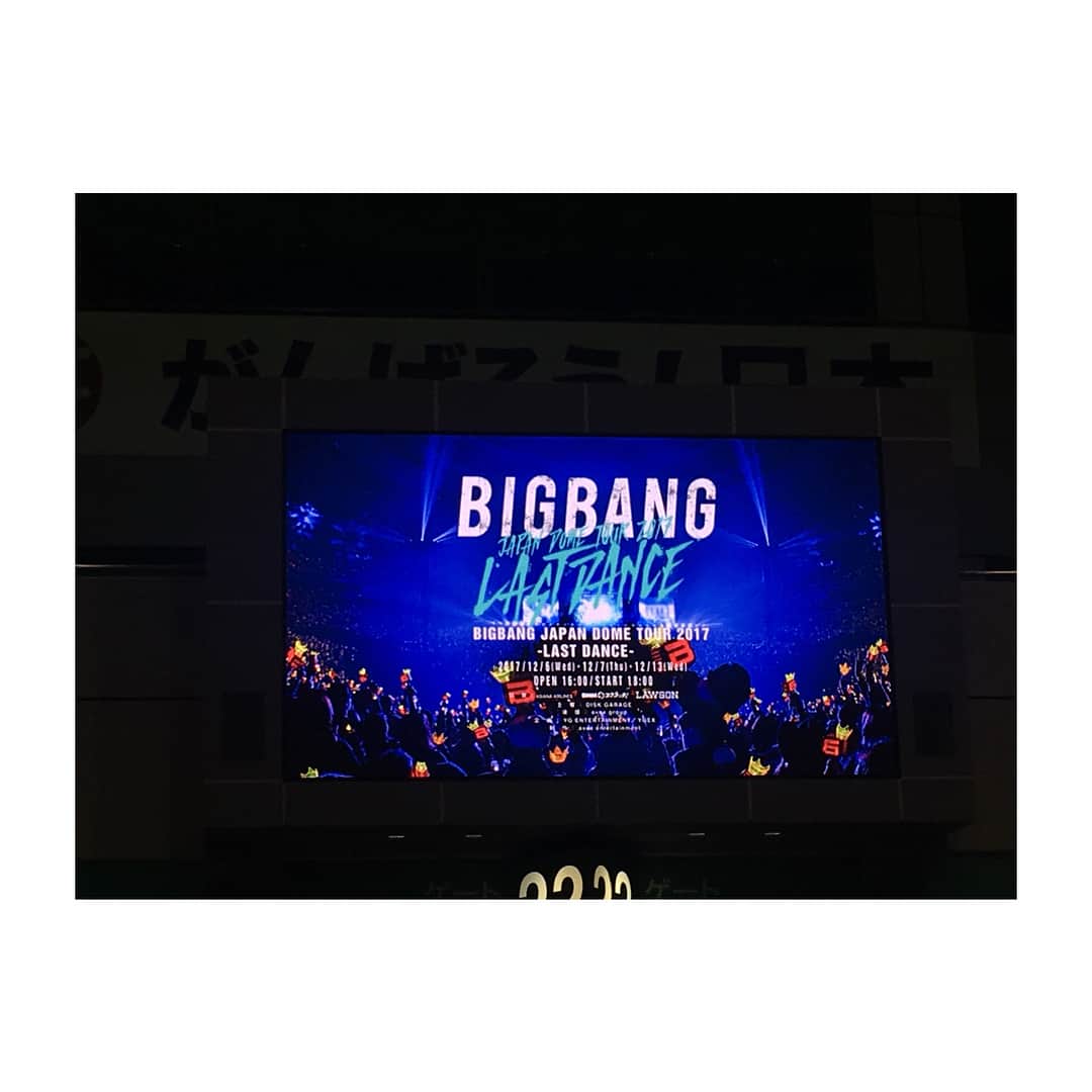 辰巳ゆいさんのインスタグラム写真 - (辰巳ゆいInstagram)「BIGBANG LIVE2日間行ってきたよー💓 徴兵前の大切なLIVE😢 一回一回大事にして💦  観て、聴いて、笑って、泣いて… 忙しいーーー💦＼(^ω^)／ 来週で、東京最後😭 号泣間違えないな！💦 去年に続き、またぽっかりと心に穴が…😢 とならないように！ 心に溢れるくらい詰め込んでおきます👍 テソン（D-lite）もそのためにいっぱい小さい会場回ってLIVEしてくれてたんだもん💓 うん！うん！←自分に言い聞かせるw  いつもと違ってLIVE終わったらみんなして、チーンってなってましたw  でも、来週も楽しみー♪  スンちゃんと変わりたいと切実に思った瞬間w 画像お借りして貼っておきましたw 顔潰れるくらいのギュッ！をテソンにしてもらい💖  なんて思いながら見てたわw ギュッ！ってされてまんざらでもないスンちゃんも可愛かったけどなっ！！笑  来週はどうなることやら💦💦 #bigbang  #japandometour2017lastdance #東京ドーム #lastdance #聴くと泣く #テソン #笑顔にいつも元気もらう #天使 #dlite #ぎゅっとボーイ #アリーナ #みんな好き #ありがとう」12月8日 14時31分 - yuitatsumi