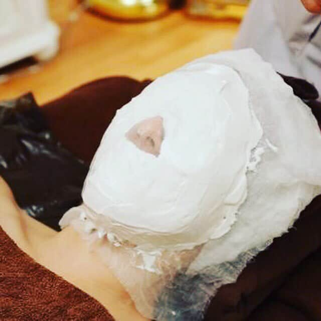 Eternal Total Beauty Salonさんのインスタグラム写真 - (Eternal Total Beauty SalonInstagram)「浮腫みやくすみを取り除き、お肌も1トーン明るくなります✨ ジワジワ温かくなるのがとっても気持ち良い😌 ・ ・ #恵比寿 #エステ #美容 #骨気#コルギ#小顔#リフトアップ #インディバ  #石膏パック#スクール #開業 #芸能人#タレント#モデル #プライベートサロン#癒し#個室 #メンズエステ#メンズ#妊活#キッチャリー #キッチャリークレンズ #工藤万季#管理栄養士 #OZモール#口コミ1位#コーチング#食生活指導」12月8日 15時30分 - kogao_beautylian