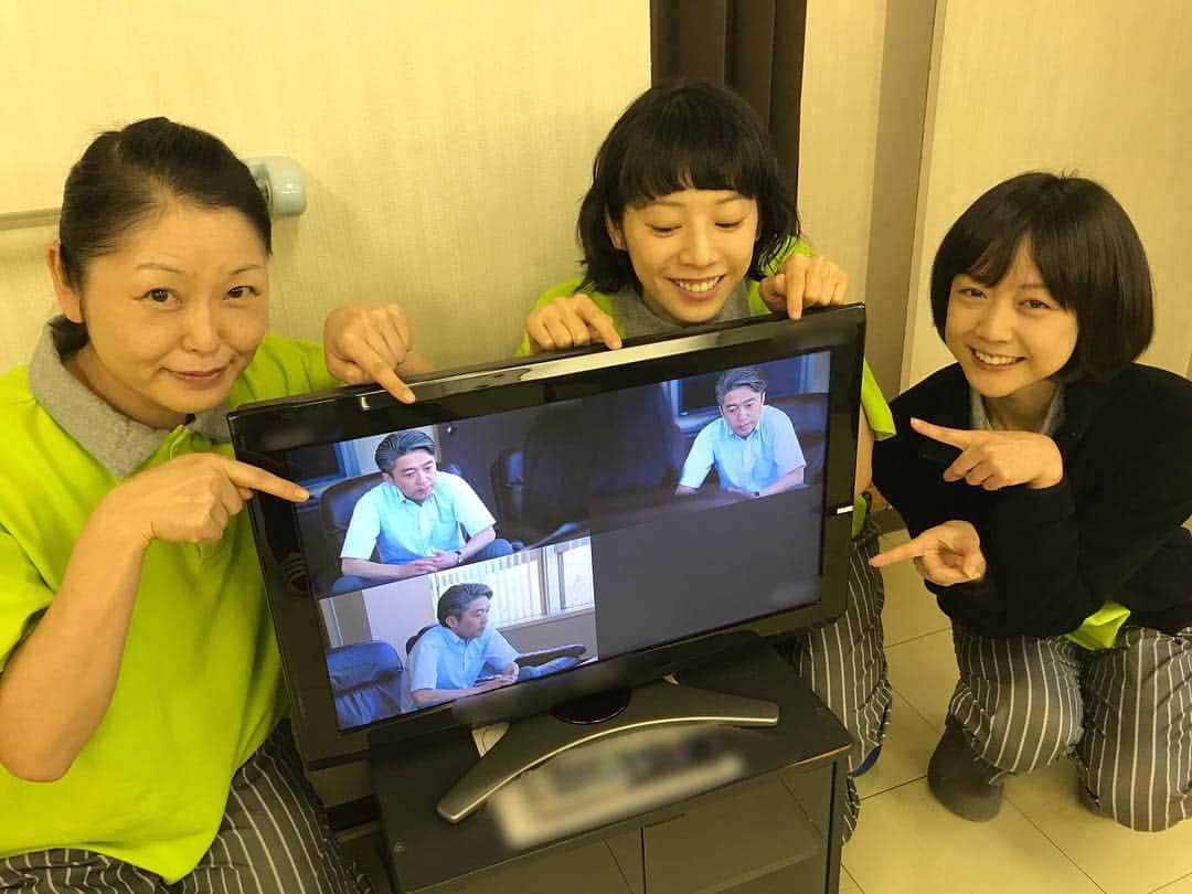 TBS「監獄のお姫さま」のインスタグラム：「今日は花金！みなさん何をして過ごしますか？ #プリプリチームは絶賛ロケ中です！そして、最新の予告が出来上がりました！ ぜひ、ご覧ください！ https://youtu.be/SRSVj6VqptI  #第9話は第2章前半 #プレ裁判が行われ #どうなる？！吾郎！ #復讐は果たして行われるのか！ #またもやハラハラする展開です！ #写真は空き時間で団欒をしていた #新6号室のお三方！ #池津祥子 さん #瑛蓮 さん #夏帆 ちゃん #池田成志 さんの #撮影をモニターでチェック #かっこいーなー #と話してました」