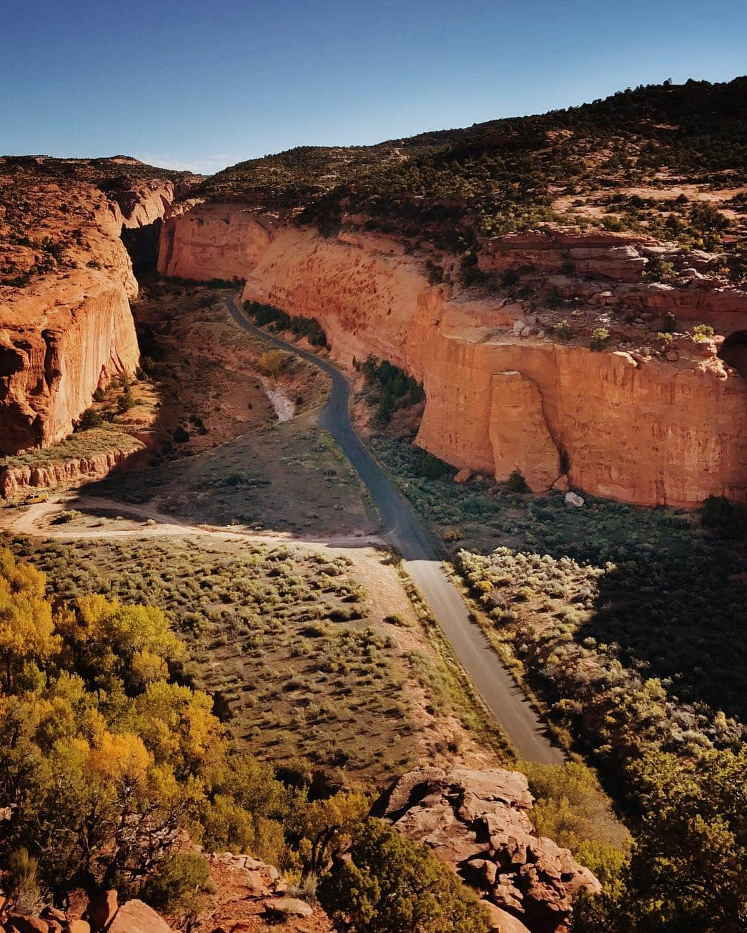 ケビン・シストロムさんのインスタグラム写真 - (ケビン・シストロムInstagram)「I’ve been lucky to be able to travel to beautiful places around the world on my bike. Last year I rode around Utah and the Grand Staircase National monument. We’re so lucky to have these places and if we don’t protect them it’s possible we won’t be able to share them with our children. Last week this administration ordered a reduction of the size of this monument by 50% - an unprecedented move for such a fragile place. Let’s not take for granted the things we as a country have fought so hard to earn and protect. The environment is something @nicole and I care about deeply. I hope, as a nation, we can find a way to preserve and protect our country’s beauty for generations to come.」12月9日 2時52分 - kevin