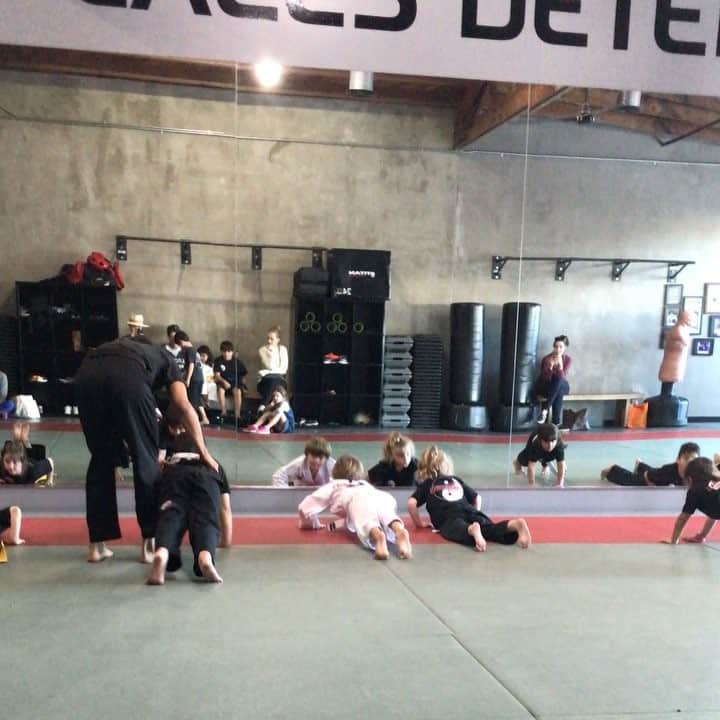 デヴォン青木のインスタグラム：「Morning inspiration!  These push-ups are the real deal!  Love our karate family @keithcookestudio #MasterDaniel #MasterJustine #MasterKeith ❤️ #BendtheElbow #BlackBeltEyes #Hunter」