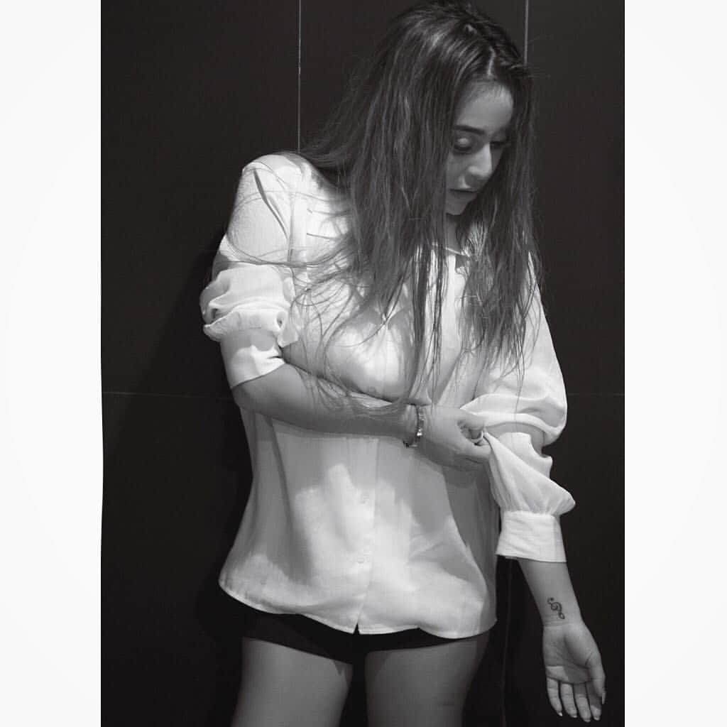 荒木さやかさんのインスタグラム写真 - (荒木さやかInstagram)「今、美容室🕺🏽🌈 いつもボブにしようと思ったりするけど、結局いつも通り💙 @aneageha のオフショット🤞🏾 #🧝🏽‍♀️」12月8日 20時29分 - araki_sayaka