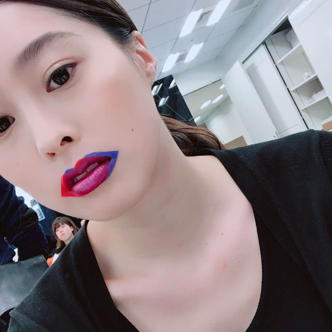 のインスタグラム：「Dior 💫💄 makeup show . . . 口紅をメインにしたメイク！青と赤の唇が重なり合って、3つに見えるイメージ💋°○ . . . . #ディオール#メイク#💄#口紅#化粧#メイクアップ#唇#お洒落#ビューティー#モデル#ショー#コスメ#バークインスタイル#美容#メイクショー#倉松すみれ#dior#makeup#make#lip#lips#lipstick#instagood#followme#beauty#diorcosmetics#barkinstyle」