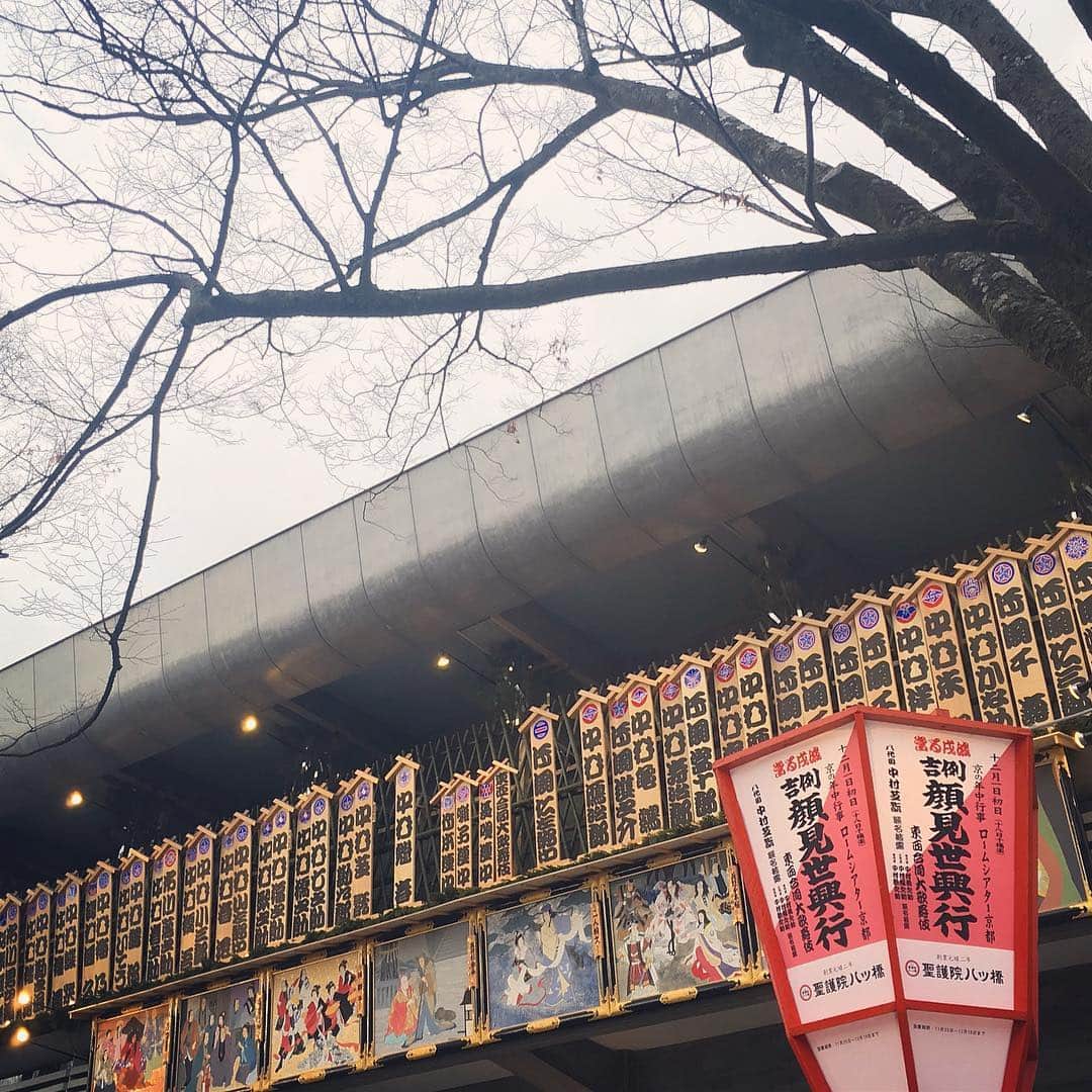 井嶋ナギのインスタグラム：「‪仁左衛門さんの踊り『二人椀久』を見に、顔見世@ロームシアター京都へ（‪南座が工事中のため）。 珍しく、孝玉コンビの時に振付された2代目花柳錦之輔振付ver.でしたよ〜ノリノリの振付が最高だと思う。 #歌舞伎 #顔見世 #京都 #kabuki #kyoto」
