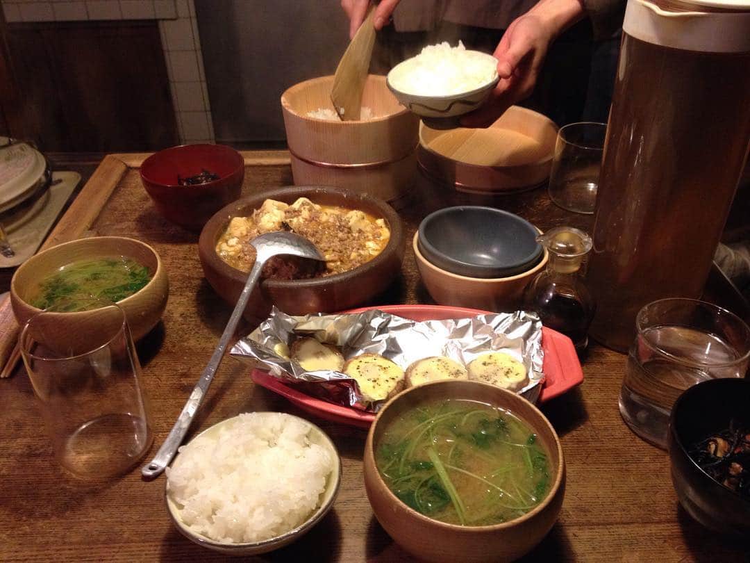 職人.comさんのインスタグラム写真 - (職人.comInstagram)「今日も #一陽窯 さんの #すり鉢 で #麻婆豆腐 を。これに盛ると何倍も美味しく感じます。今月待望の入荷ですので、お楽しみにお待ちくださいませ。#備前すり鉢 #備前擂り鉢 #備前擂鉢 #備前焼き #備前焼 #職人ドットコム #東屋おひつ #めいぼく椀 #小鹿田焼 #職人ドットコムの食卓」12月8日 21時45分 - shokunincom