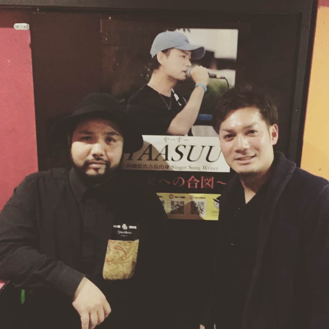 伊志嶺翔大のインスタグラム：「沖縄なう‼️ 今日保育園からの幼なじみの桑原翔のお店に入籍祝いも兼ねてお祝いに来ました‼️ 昔から一緒で、色々あり今こうして立派に自分の店を出しました🎉 店名はJAIL☆ 那覇のとまりんの近く‼️ ちょっと騒がしい店ですが、大好きなやつの店が成功してほしいとめっちゃ思う😊 お互い刺激しあって頑張ろう👍 #JAIL#那覇#泊#とまりん近く#ジェイグリ#桑原翔#お互い頑張ろう#入籍祝い#伊志嶺です」