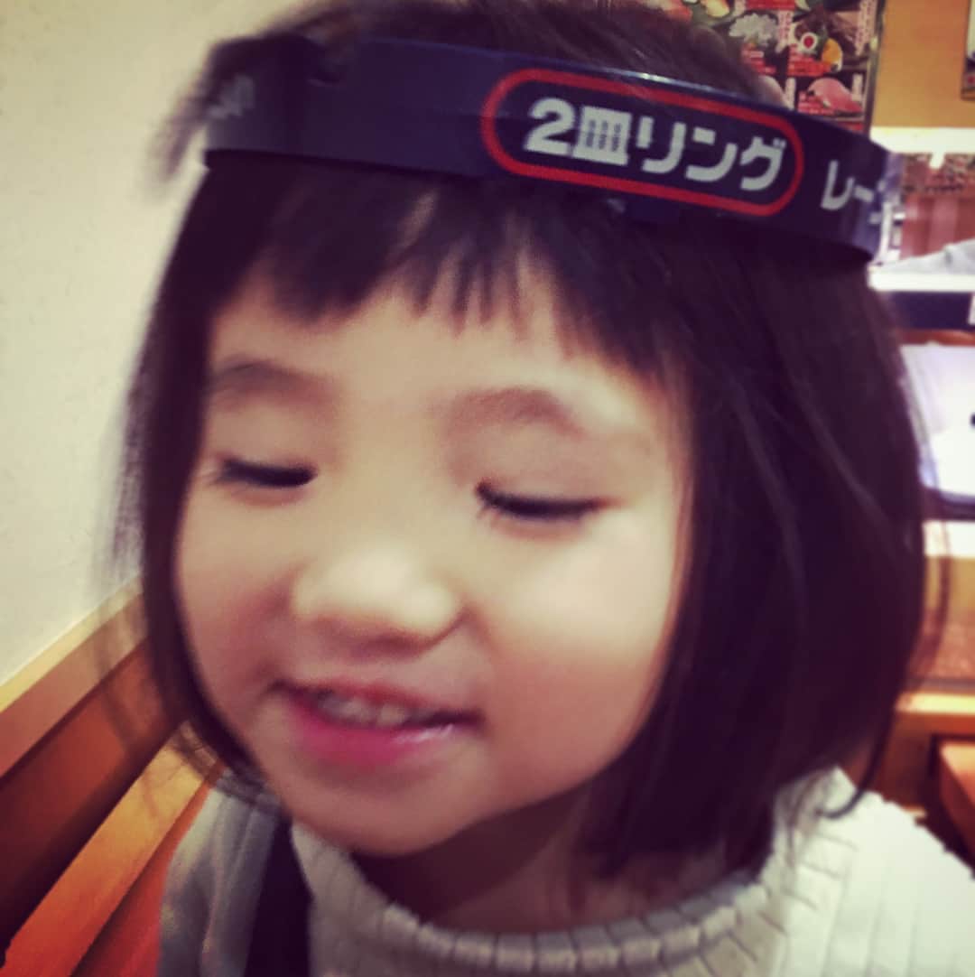 森本千絵さんのインスタグラム写真 - (森本千絵Instagram)「#daughter #susi  回転寿司にて 二皿プリンセス」12月8日 23時05分 - chiemorimoto_goen