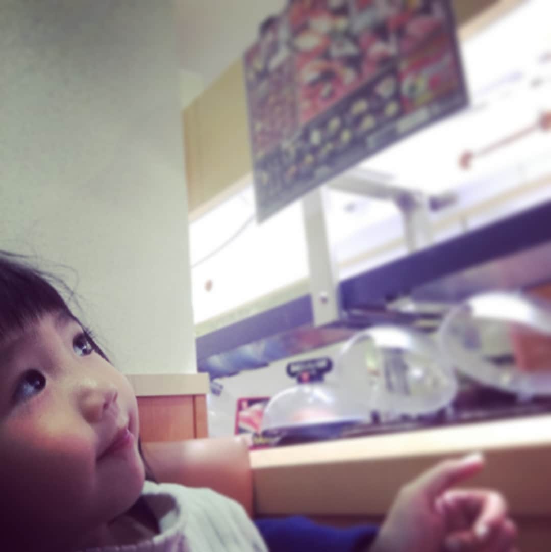 森本千絵さんのインスタグラム写真 - (森本千絵Instagram)「#daughter #susi  回転寿司にて 二皿プリンセス」12月8日 23時05分 - chiemorimoto_goen