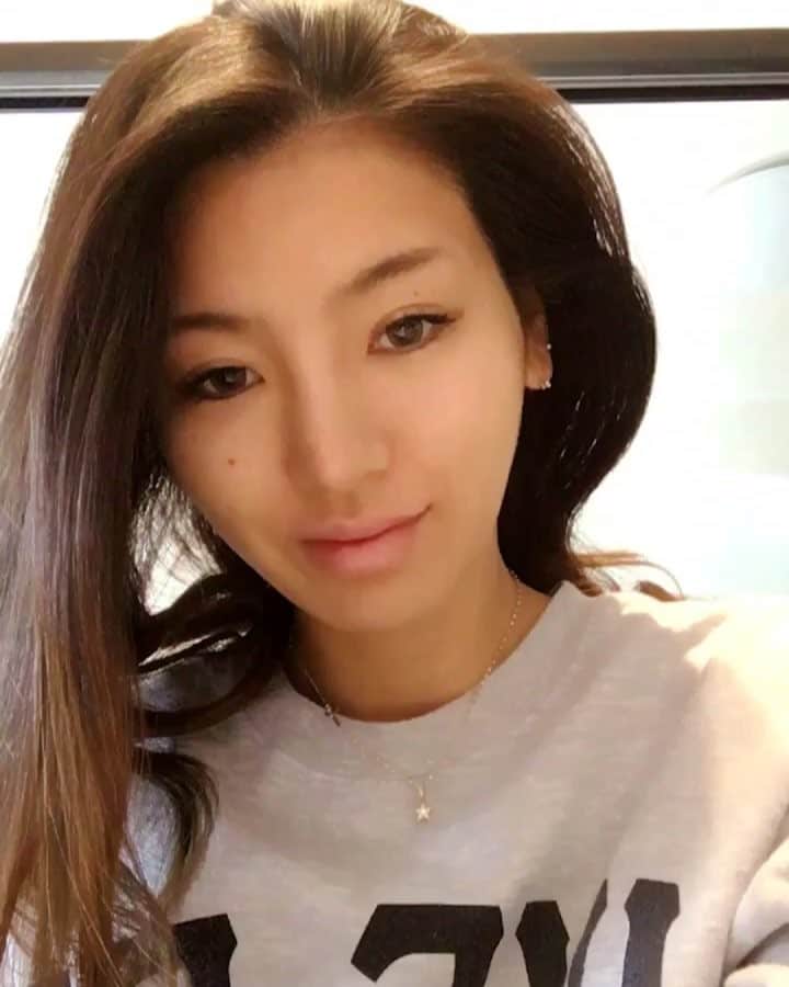 のインスタグラム：「聞いてー😫 メイクのビフォーアフター動画 撮ったつもりだったのに 最初の髪結ぶとこまでしか撮れてなかった😑笑 私の15分動画どこへ👮👮👮 #makeup #makeupvideo #메이크업 #メイク動画 🎥#contouring#ビフォー#これからメイクするので髪結びます動画#😑」