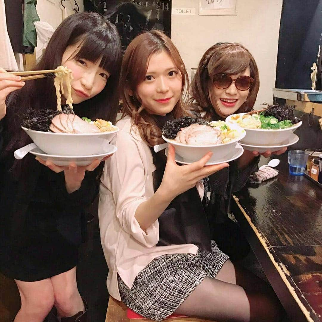 大見さなえさんのインスタグラム写真 - (大見さなえInstagram)「パクチー会後 〆のラーメン🍜 あっさりから次はこってりしたものを🤤✨ 最近この3人率高い気がする🙈🌸🌸 ・ 幡ヶ谷『#心や 』 #ラーメン女子 #背脂煮干し中華そば #もえあずちゃん #如月さくら ちゃん #ラーメン大全部盛り鬼脂 #めぐログ_幡ヶ谷」12月9日 12時42分 - tabe_megumi