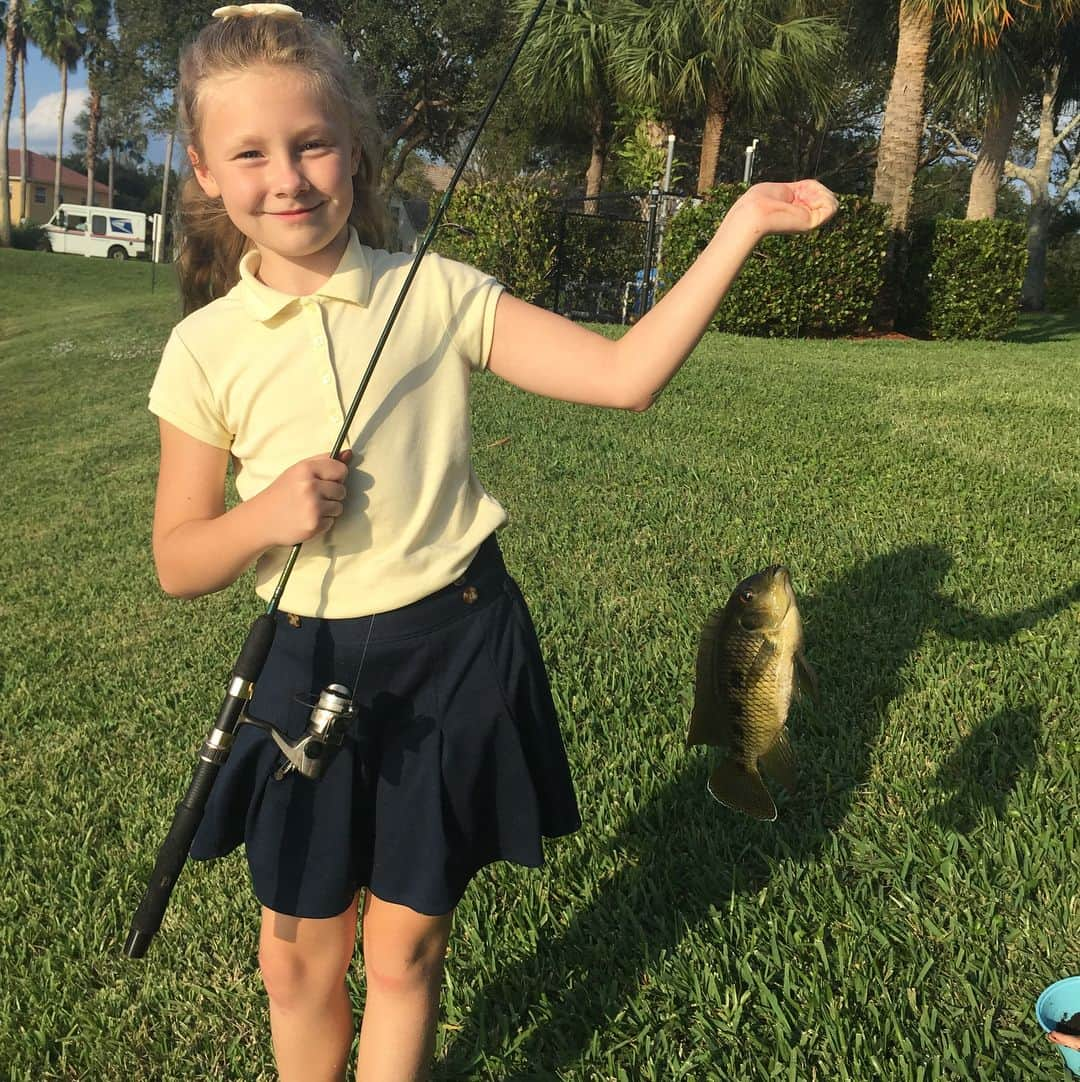 ブラッド・エルドレッドさんのインスタグラム写真 - (ブラッド・エルドレッドInstagram)「A little after school 🎣! Digging for worms. #familyfun #backyardpets」12月9日 6時27分 - theridge55