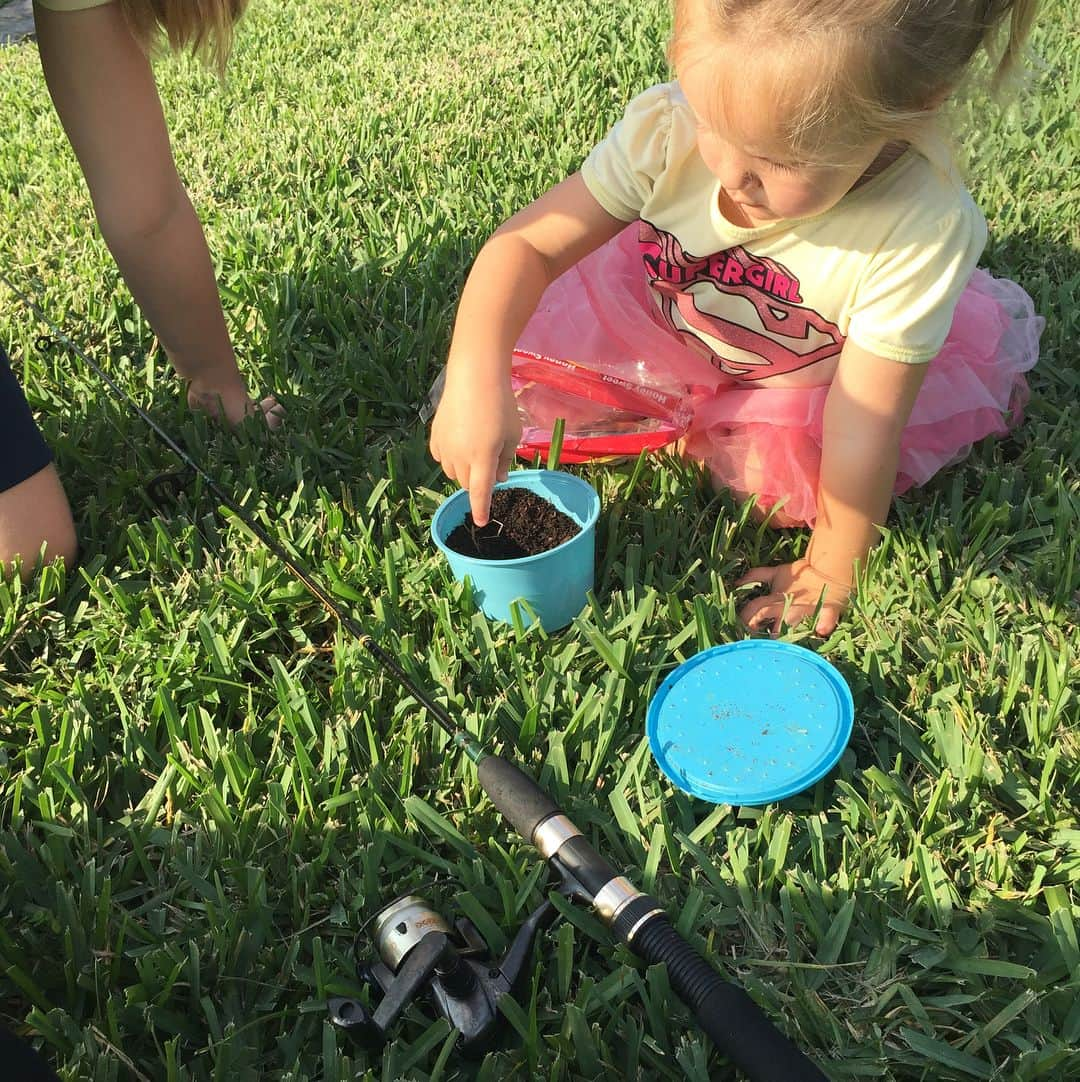 ブラッド・エルドレッドさんのインスタグラム写真 - (ブラッド・エルドレッドInstagram)「A little after school 🎣! Digging for worms. #familyfun #backyardpets」12月9日 6時27分 - theridge55