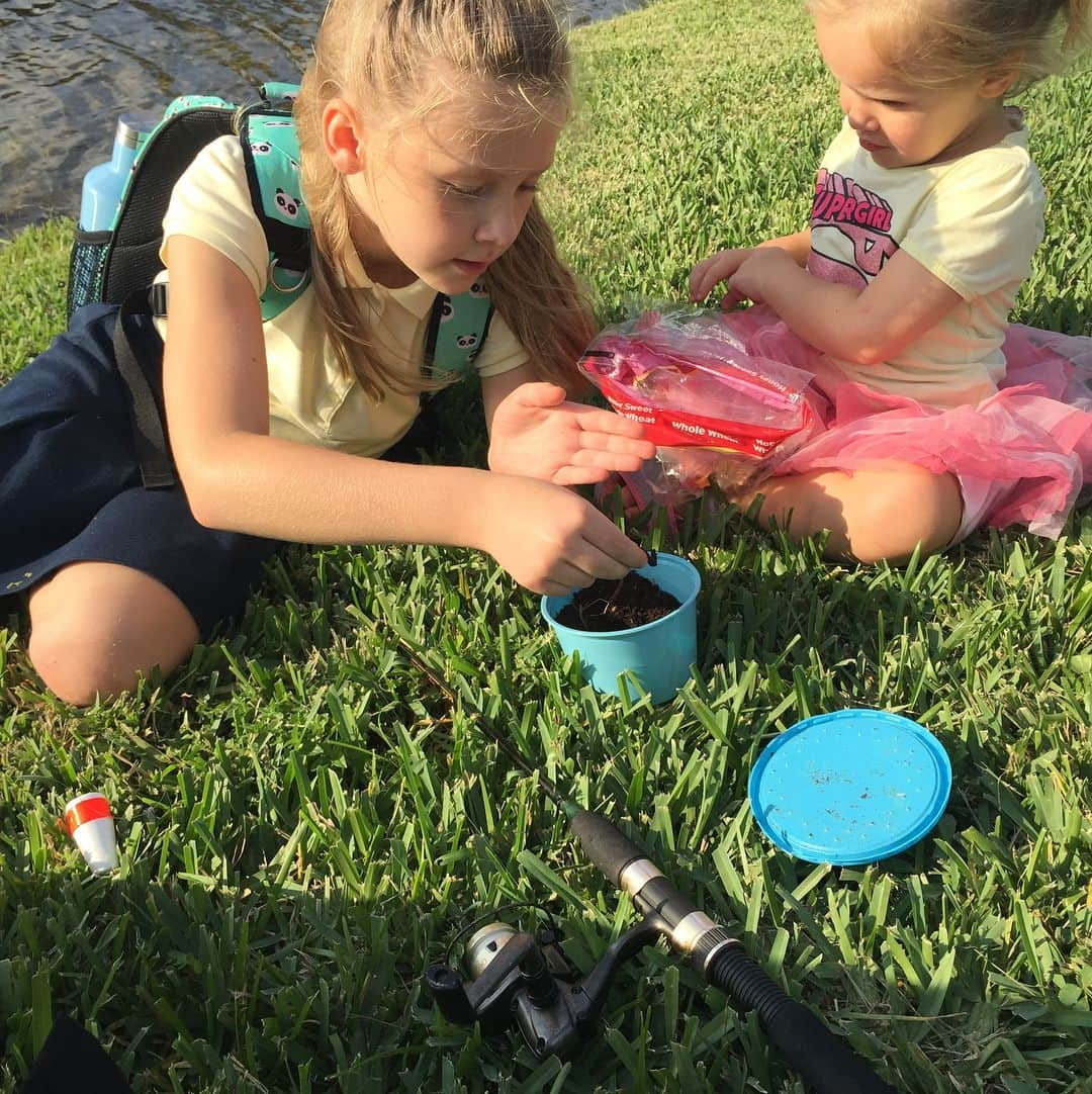 ブラッド・エルドレッドさんのインスタグラム写真 - (ブラッド・エルドレッドInstagram)「A little after school 🎣! Digging for worms. #familyfun #backyardpets」12月9日 6時27分 - theridge55