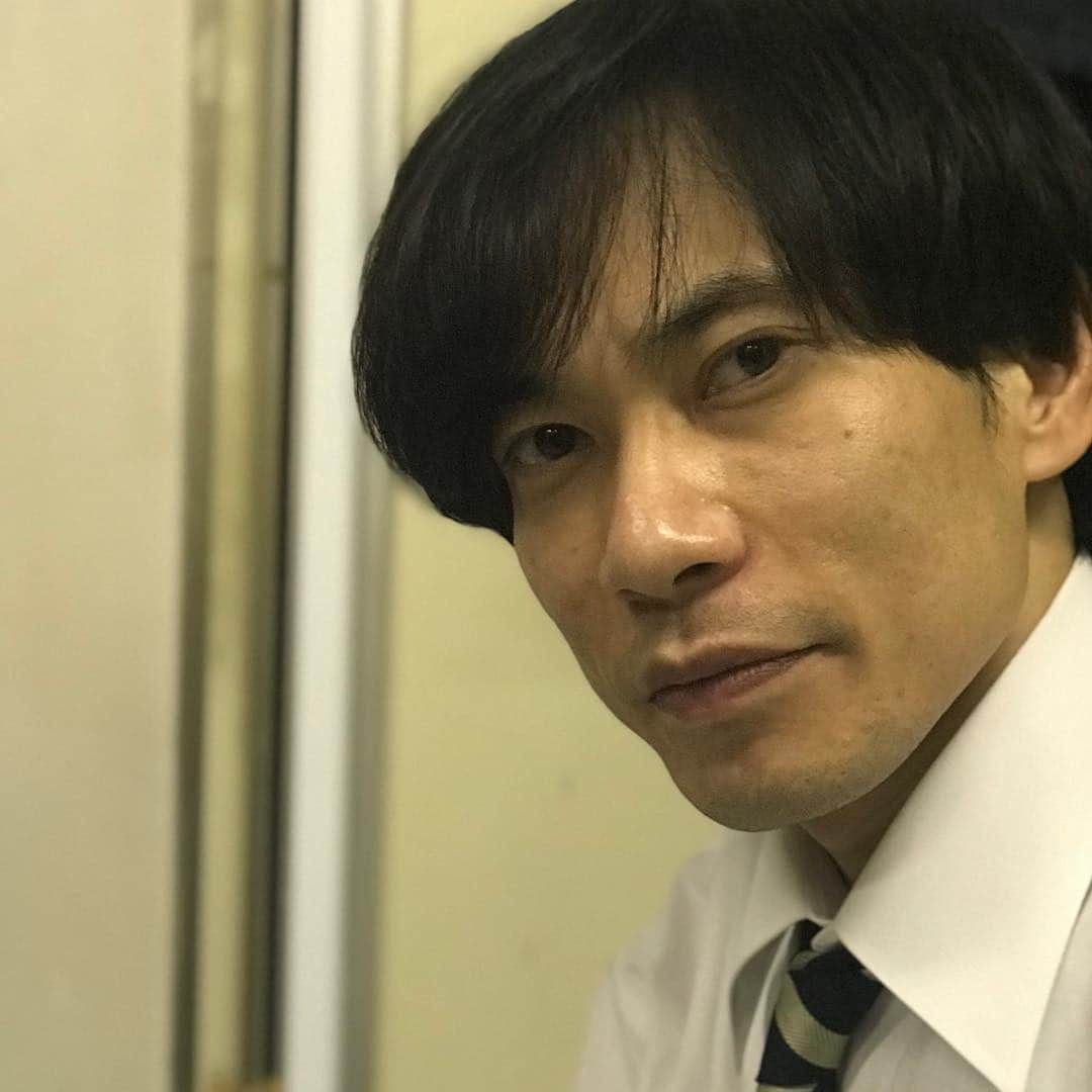 川島明のインスタグラム：「インパルス板倉 #忘年会には生産性が無いと言ってる意識高い系の社員 #冤罪を訴えるもやってたのしっかり見られてた痴漢 #休み時間にナイフで鉛筆削って女子にアピールしてる奴 #ツイッターのプロフィール欄に_生きる事は死ぬまでの暇つぶし_とか書いてる奴 #つぶやき数１万を超えてるのにフォロワー７人 #芸能人のアカウントにとにかく攻撃的にコメントしてる奴 #でもユーチューバーの方のゲーム機プレゼント企画はしっかりRTしてる奴 #昨日助けてもらったヘビです #普段クラスの目立ってる奴の悪口言ってるくせにそいつから話しかけられると作り笑顔で顔真っ赤にしてる友達 #iPhoneでもAndroidでもないハーモニカみたいなスマホ使いこなしてる奴 #なんか電車で目が合う奴 #発想の斬れ味は唯一無二」