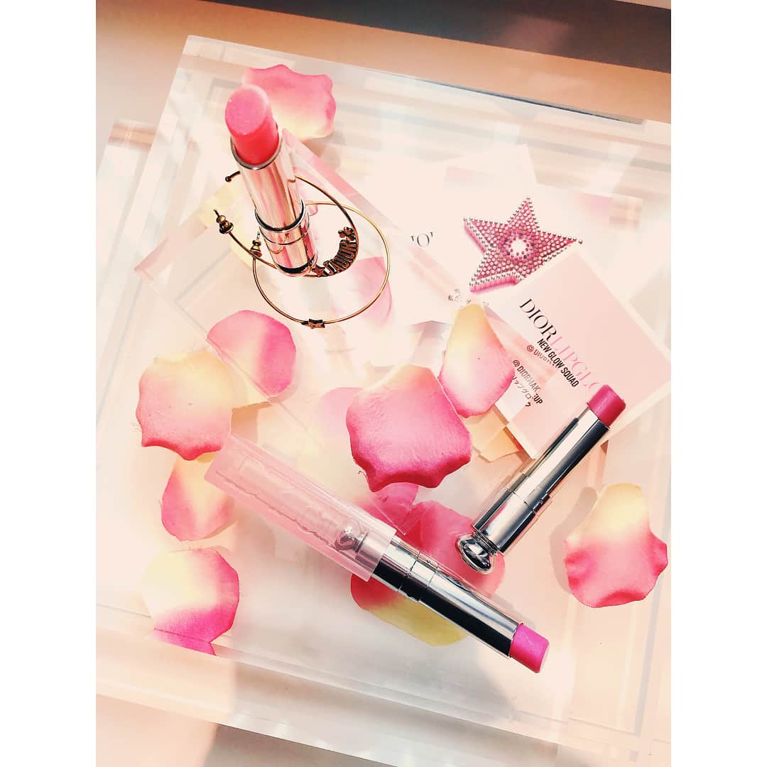 佐原モニカのインスタグラム：「#Dior  @diormakeup アディクト #リップグロウ のイベントにも行ってきました✨会場の世界観は ＜GIRL SQUAD＞💫 唇の水分量、ph値によって自分にぴったりのピンクに発色してくれるこのLip・・・新しい色が追加されたよ♡ わたしも普段から欠かせないアイテムです！ #diorlipglow」