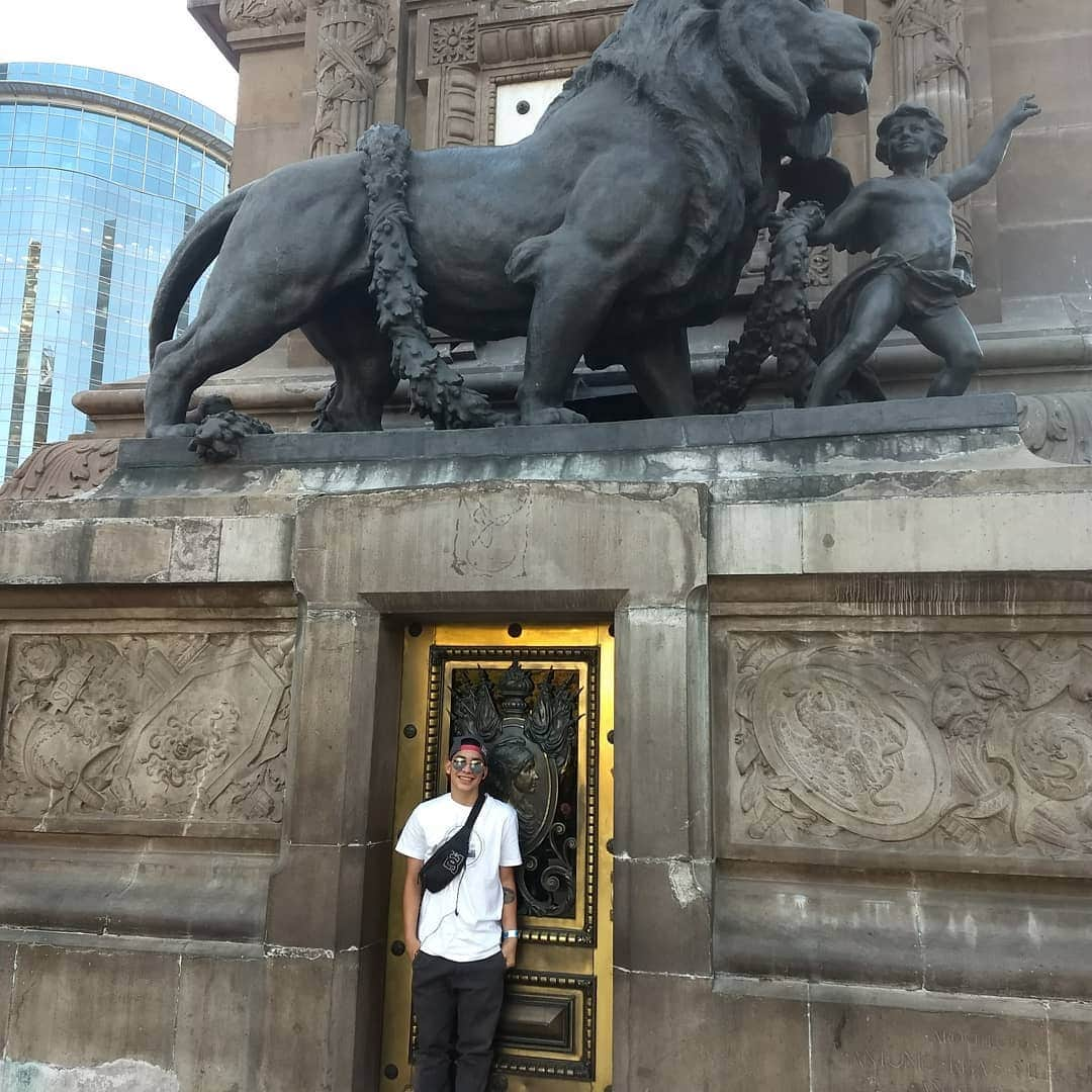 アンヘロ・カロ・ヌエバスのインスタグラム：「🇲🇽 Ángel De La Independencia🇲🇽 @redbull @redbullskate @dcshoes @dc_shoes_peru @legana_inc @inyogope @motorolape #Hellomoto #MotoZ2play #MotoJBL #redbull #tedaalas」