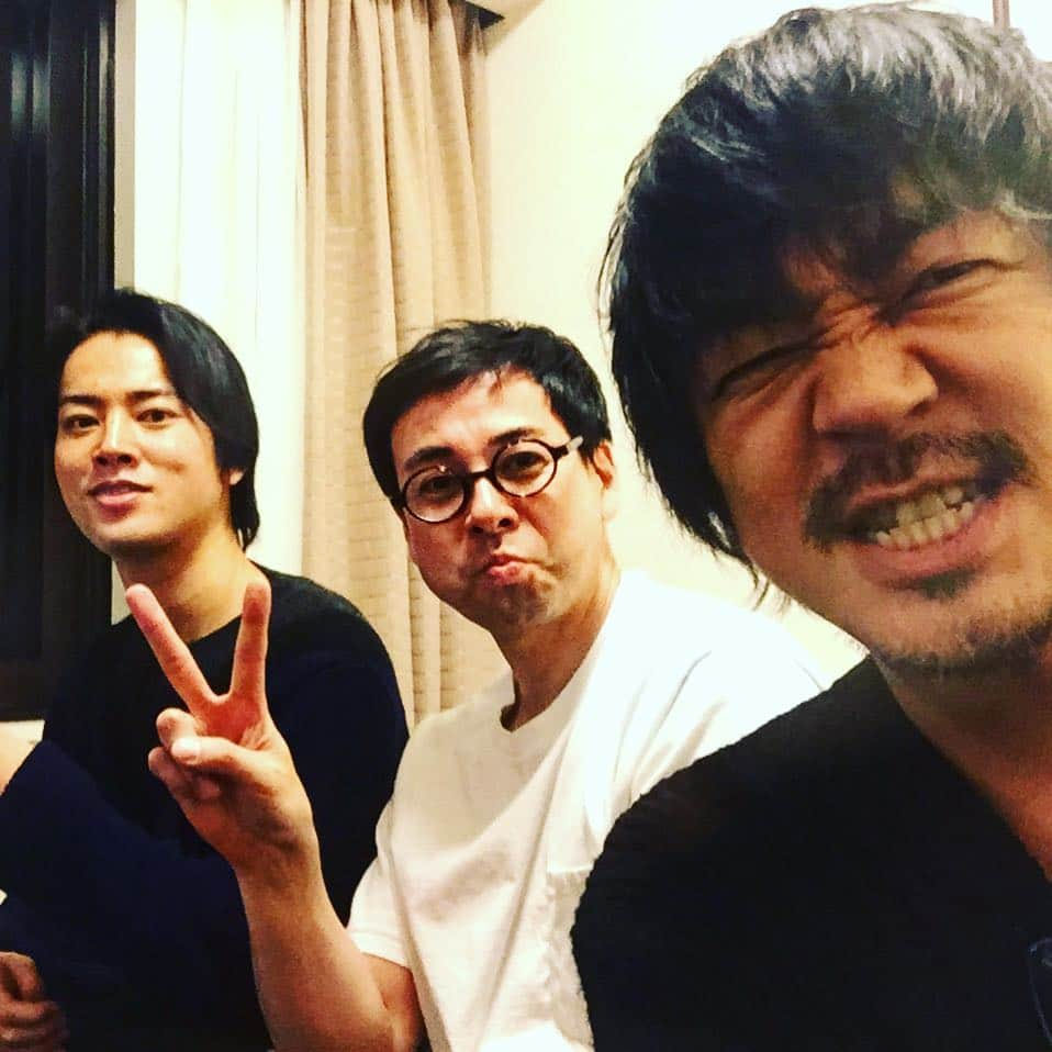 月に吠える。さんのインスタグラム写真 - (月に吠える。Instagram)「映画「ビジランテ」 本日より公開 つまり初日 祝公開 写真は過酷な現場の束の間 #ビジランテ#入江悠監督#桐谷健太#鈴木浩介#大森南朋」12月9日 11時17分 - tsukinihoeru.6960.naoomori