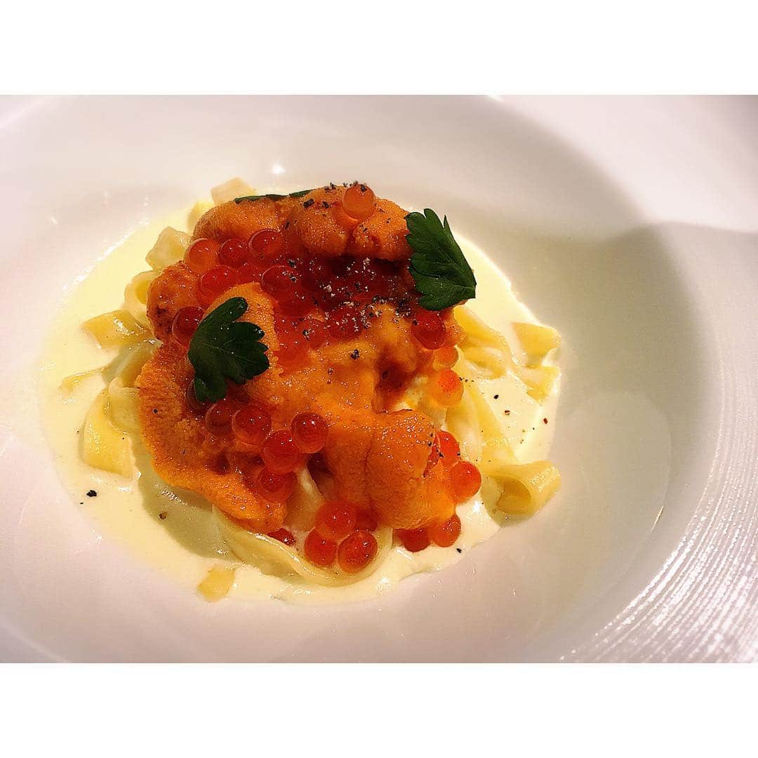 LINAさんのインスタグラム写真 - (LINAInstagram)「ウニとイクラが乗った クリームパスタと感動的な出会いをし 通い続けている#IKRA まだ、大人の味覚も知らない 20代の私に 食べることの喜びを教えてくれました。 旬な食材を使い 和×伊をマリアージュした料理は どれも絶品！ 料理に合わせ充実したお酒の中から ペアリングしてくれるので シャンパンからワインから レアな日本酒まで頂けたりと ホント胸いっぱいになります♡ オ・ス・ス・メ！ #MAX#LINA #pasta#seaurchin #salmonroe #japanese#Italian#wine #mariage #隠れ家#恵比寿」12月9日 11時28分 - xxlina_now