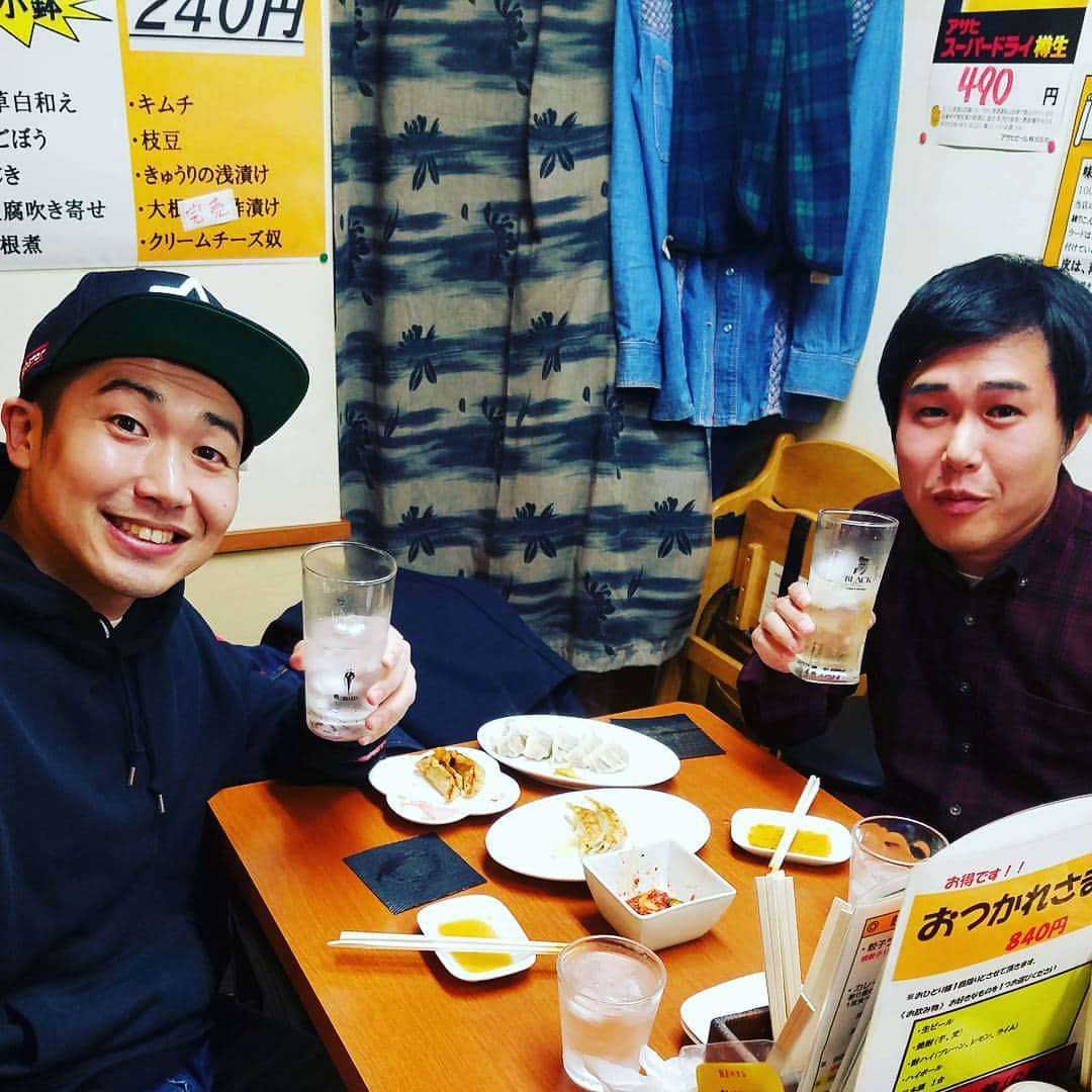 レイチェルのインスタグラム：「めちゃめちゃ久しぶりに。  いちじまだいきさんと再会。  久々に会っても、相変わらず変な声してる。  そして、相変わらず餃子食ってる。  とまぁ、そんなこんなで今日も。  たぁのぉしぃーー！！！😆😆✨✨✨✨✨」