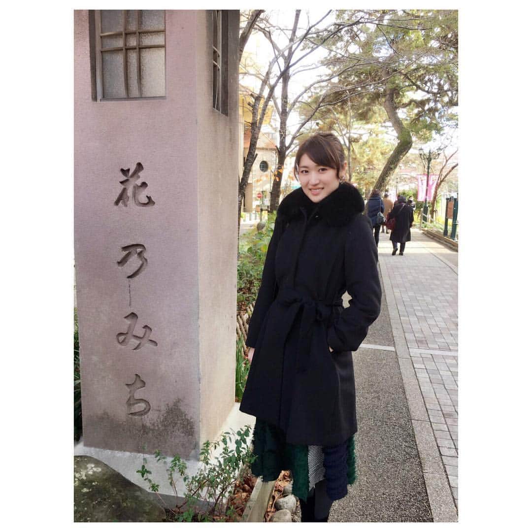 のインスタグラム：「* がっつり観光客気分で… 宝塚の｢花の道｣で記念撮影😂😂(笑) . ここで撮るのは宝塚音楽学校の合格発表日以来 約8年ぶりでしたー！！ . #宝塚 #花の道 #記念撮影 #観光客か(笑) #第二の故郷 #いいところ #パワーチャージ #いいお天気 #お世話になった方々へ #会いに行きまくる #幸せやー」