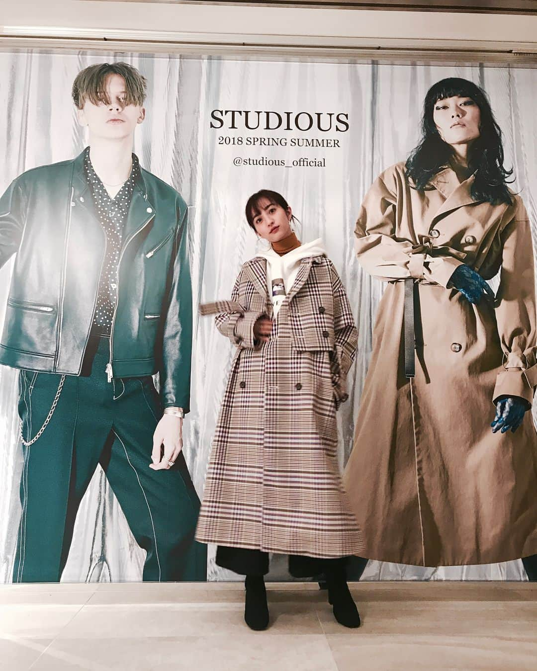 堀田茜さんのインスタグラム写真 - (堀田茜Instagram)「@united_tokyo と @studious_official の展示会へ🦄💜 好きなブランドの新作を見るのは癒しの時間…☺️❤️ 私が着てるのはSTUDIOUSのトレンチコート！ 最近ますます似てきたまゆちゃんと🐷 ちなみに中にきているのは @cavempt のパーカーと @jillstuart のタートルネック。ブーツは @hm  どちらもこの冬のヘビロテさん。 #あかねのしふく」12月9日 22時08分 - akanehotta