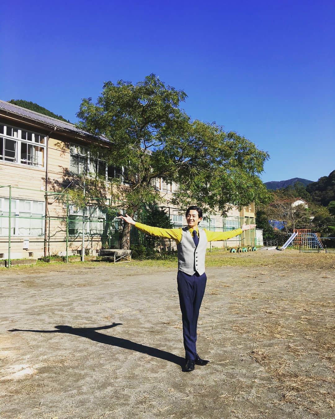 テレビ朝日「オトナ高校」のインスタグラム：「. 地球に舞い降りたペガサス🌏 . #オトナ高校 #テレビ朝日 #竜星涼 #ペガサス #🦄 #降臨✨✨✨ #地球のどこでもよかったのに #日本を選んで #関東を選んで #東京を選んで #ちょっと郊外を選んで #オトナ高校を選んでというか選ばれて #来てくれて #あざます🙏」