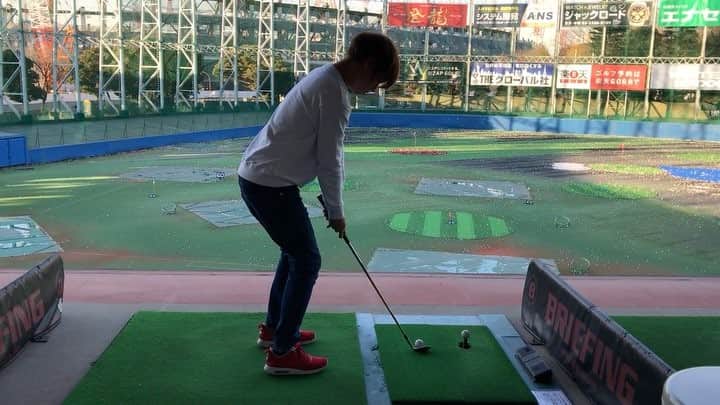 AKIのインスタグラム：「神宮でアプローチ練習🏌️やっぱり球場での打ちっ放しは気持ち良い。 #ゴルフ #ゴルフ男子」