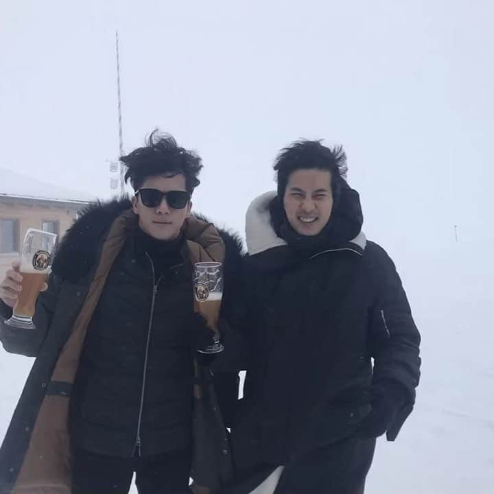 キム・ジソクのインスタグラム：「독일에서 가장높은곳 해발2963m “젊으니까 Germany”🇩🇪❄️🍺」