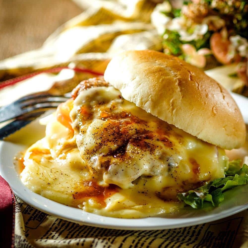 Cheese Cafe ラメゾン301 Bonjourのインスタグラム：「大人気のラクレットチーズバーガーは相性抜群のシャリアピンソースでお召し上がりください♪玉ねぎの風味が自家製ハンバーグの旨みをいっそう引き立てます！ チーズカフェ ラメゾン301 LaMaison301 三宮店 兵庫県神戸市中央区北長狭通1-2-2 キャラバンビル3F 078-333-6473」