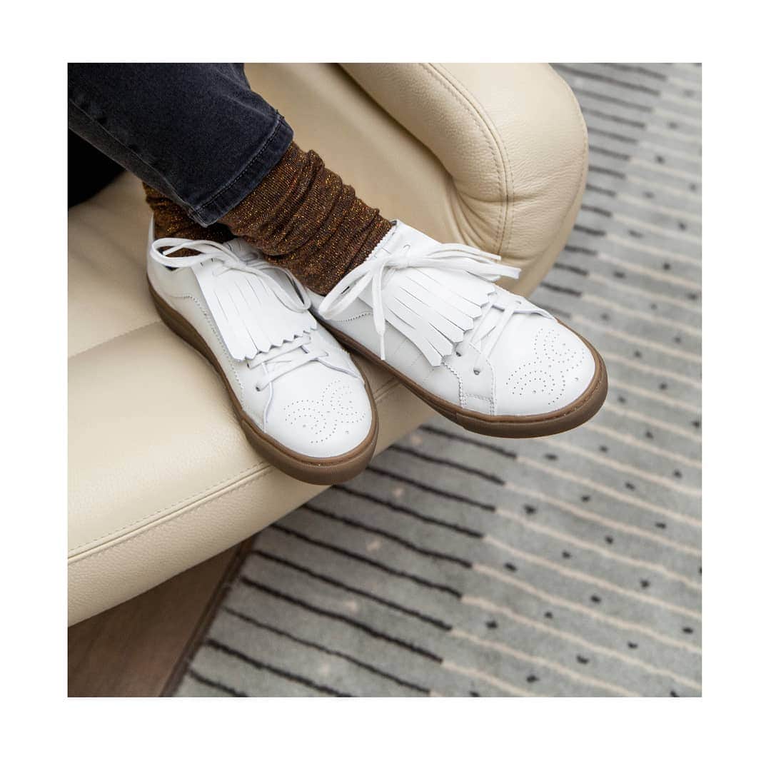 ベンシモンのインスタグラム：「Le combo ultime; nos boychic blanches et les chaussettes à paillettes 😍 > Profitez-en elles sont à -40% pendant les ventes privées sur Bensimon.com 🇬🇧 The ultimate combo; our white boychic with sparkle socks 😍 > Take advantages of our private sales to buy it with 40% off on Bensimon.com #ventesprivées #boychic #white #bensimon #sparkle #paillettes #sparklesocks #womenswear」