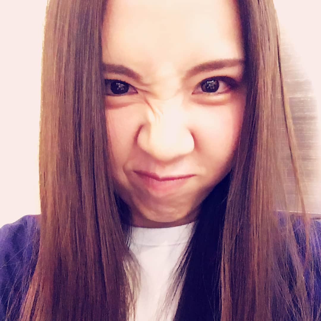 阿部真央のインスタグラム：「‪この後20時より！LINE  LIVE特番放送しまーす！MVフル尺解禁もあるので、皆様宜しくお願いします(o^^o)‬ ‪写真は本番前の阿部と、働く男・ポニーキャニオンM氏の汚すぎるパソコン画面。‬ ‪ #阿部真央 #あべま #LINELIVE‬」