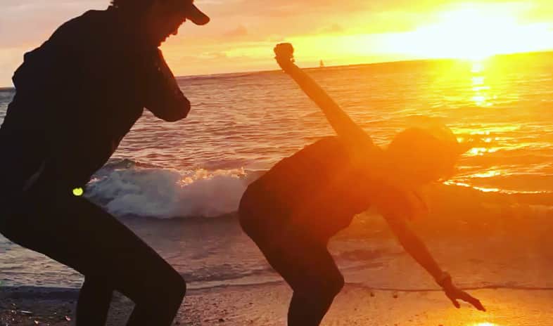 湯田友美さんのインスタグラム写真 - (湯田友美Instagram)「sunset run🌅 カピオラニ公園をチームスマイリーで調整JOG＆YOGA🏃‍♀️サンセットを待ちながら、のんたんと海へ落とし合いの取っ組み合い、からムキになり、、、 勝利🌊😤 明日もみんなで朝ランから！！！ ・ #Hawaii #Honolulu  #honolulumarathon #Honolulumarathon2017 #ホノルルマラソン #ホノルルマラソン2017 #スマイリーエンジェル #ランニング #からのケンカw #勝利 #2人とも泥だらけで文句言いながら帰宅 #体幹を鍛えようと思った日」12月9日 19時51分 - yudatomomi