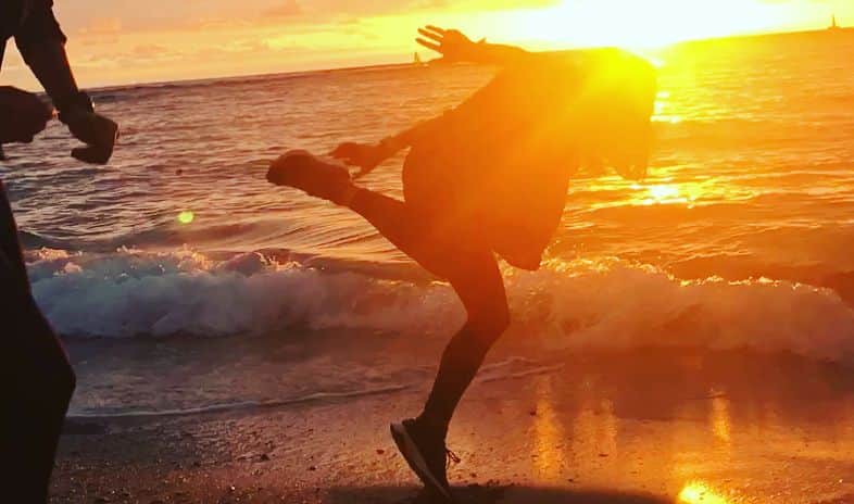 湯田友美さんのインスタグラム写真 - (湯田友美Instagram)「sunset run🌅 カピオラニ公園をチームスマイリーで調整JOG＆YOGA🏃‍♀️サンセットを待ちながら、のんたんと海へ落とし合いの取っ組み合い、からムキになり、、、 勝利🌊😤 明日もみんなで朝ランから！！！ ・ #Hawaii #Honolulu  #honolulumarathon #Honolulumarathon2017 #ホノルルマラソン #ホノルルマラソン2017 #スマイリーエンジェル #ランニング #からのケンカw #勝利 #2人とも泥だらけで文句言いながら帰宅 #体幹を鍛えようと思った日」12月9日 19時51分 - yudatomomi