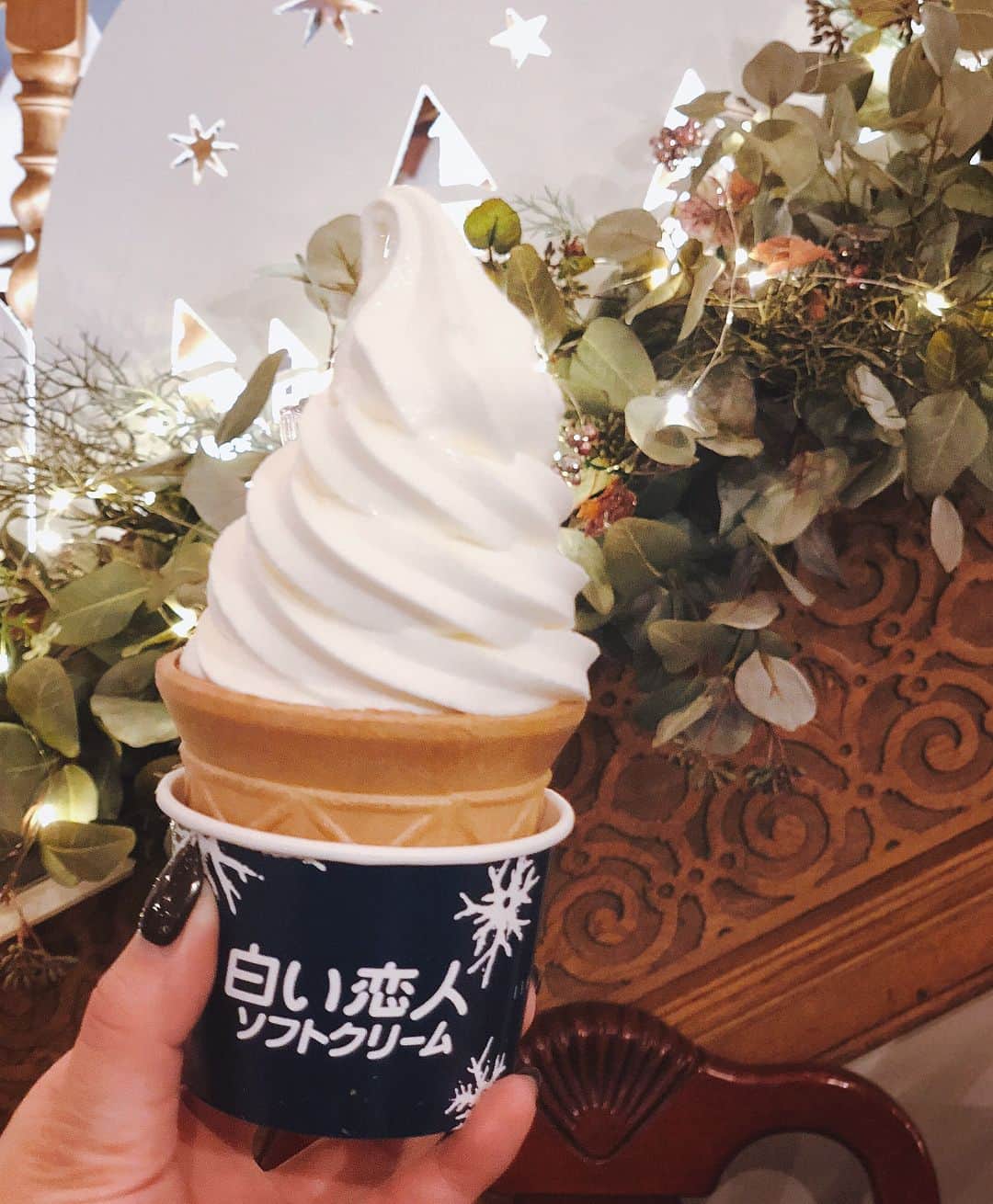 藤川沙弥のインスタグラム：「白い恋人パークでは、クッキーの お絵描き体験🍪したっ👩‍🍳👩‍🍳♡ (大きなコック帽つけて🤭) ソフトクリームも美味しっ🍦💕 . . . . #trip#off#happy#friends #japan#hokkaido#snow#winter #初めての#北海道#北海道旅行#札幌 #白い恋人#白い恋人パーク#雪#大雪 #셀카#셀피#셀스타그램#친스타그램」