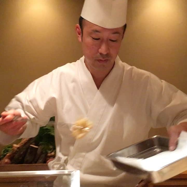 乾雅人のインスタグラム：「板前てんぷら成生@静岡 タチウオ、この時期に始まる筍、食べると糸を引く蓮根、海老のミソ、解禁日の蛤、1時間揚げる安納芋の原種…学んだ。ありがとうございました。」