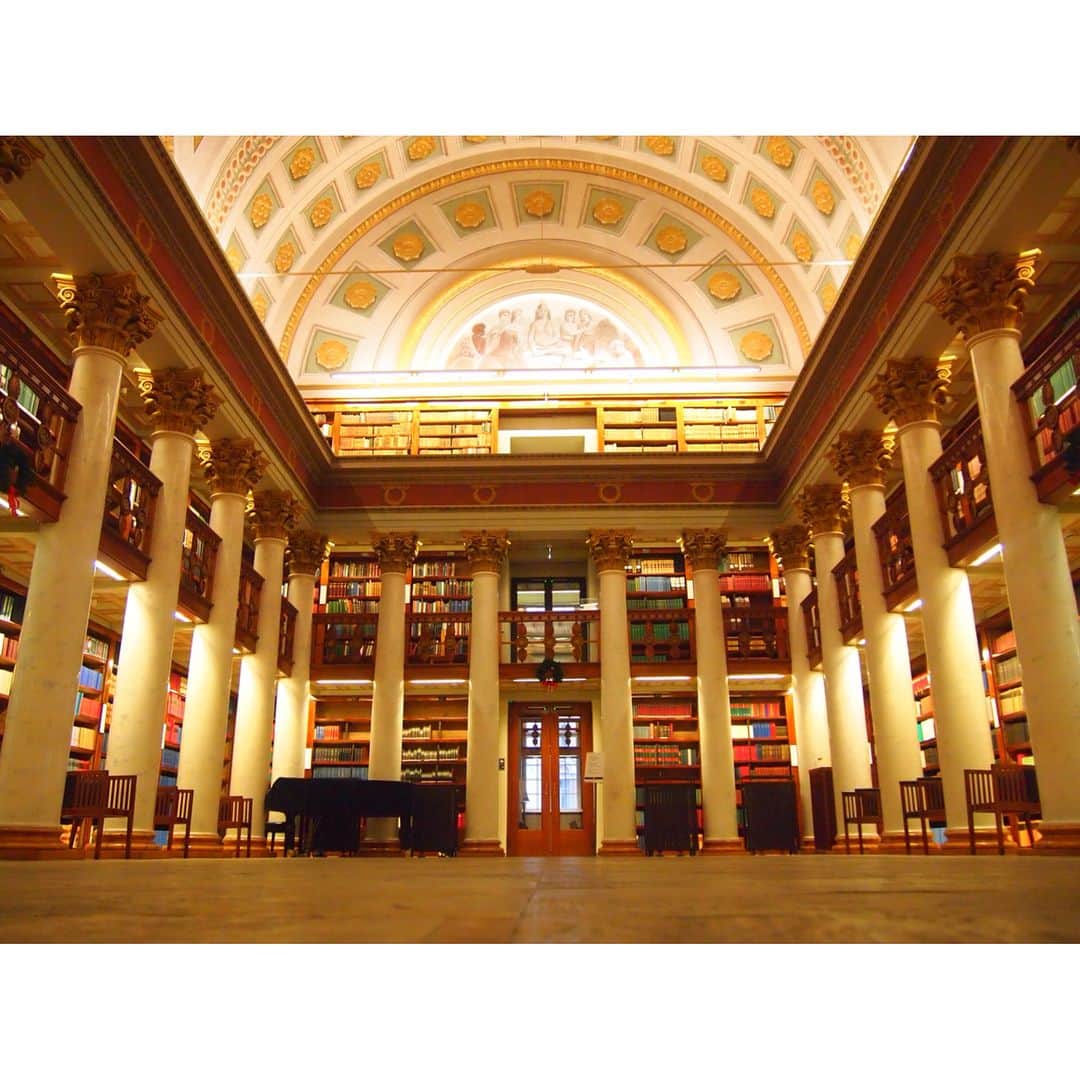 河村綾奈のインスタグラム：「国立図書館、ムーミン美術館、岩の中にある教会、木でできた礼拝堂、そしてサウナ。🧖‍♀️♨️ これから日本への飛行機に乗ります。 気温が低い中でも 沢山の出会いや発見に恵まれ、とてもあたたかい旅でした。 旅行記にお付き合いいただき、 たくさんのいいね、コメントなどもありがとうございました。 今後のお仕事に生かせるよう努力します！ ちょっと寂しいけど…早く日本に戻りたい(*^^*) #テンペリアウキオ教会 #カンピ礼拝堂  #nationallibraryoffinland #onneasuomi」