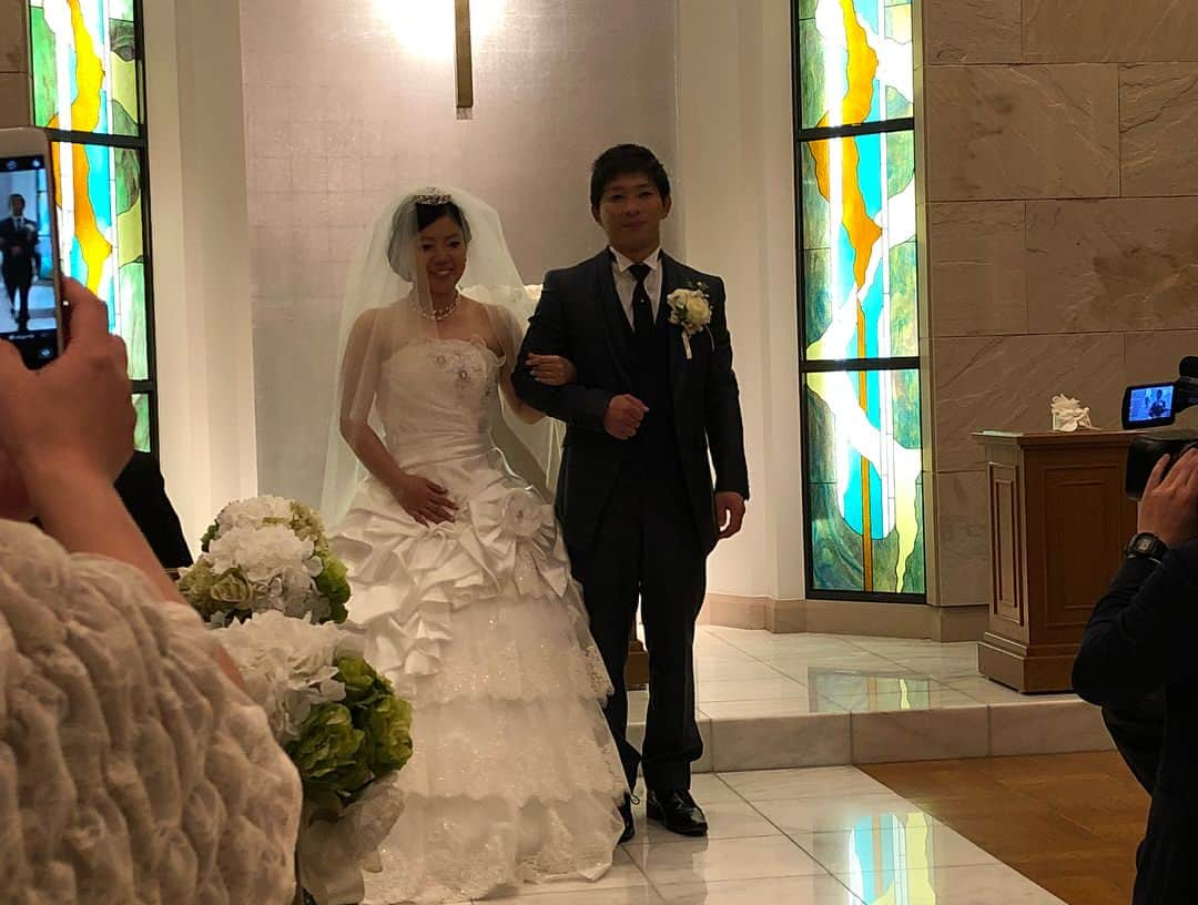 吉田沙保里さんのインスタグラム写真 - (吉田沙保里Instagram)「友菜の結婚式💒素敵だったぁー♥️ 披露宴が始まってまさかのR-1で乾杯にはビックリしたけど😆 体調第一家族でいれますように…🙏って皆んなで飲んだよ👍🏻 秀、友菜いつまでも幸せに♥️ 久しぶりに会えた人もいて嬉しかったぁー😆 #結婚式 #R-1」12月9日 21時10分 - saori___yoshida