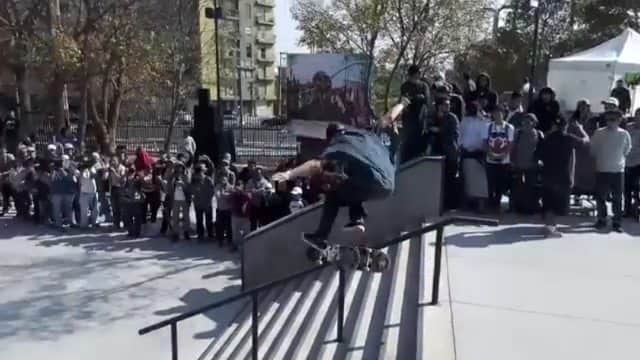 アンヘロ・カロ・ヌエバスのインスタグラム：「1er puesto con Treflip lipslade en el best trick 🤘 @redbull @redbullskate @dcshoes @dc_shoes_peru @legana_inc @trophygriptape @motorolape  #MotoJBL #MotoZ2play #Hellomoto #redbull #tedaalas」