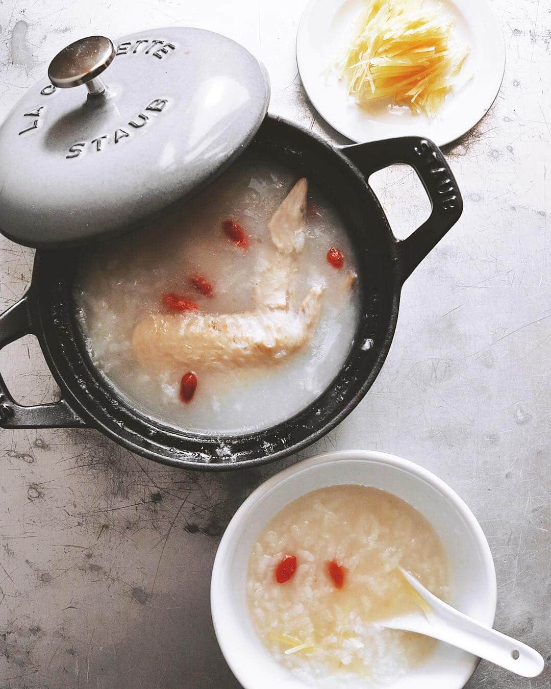 樋口正樹さんのインスタグラム写真 - (樋口正樹Instagram)「Rice porridge . 今朝はお粥。 師走のお疲れの胃腸に優しいお粥。鶏の出汁に生姜を効かせた中華粥でぽかぽか。 . . . #中華粥 #鶏粥 #おかゆ #お粥 #粥 #おかいさん #鶏手羽 #クコの実 #生姜 #ショウガ #ぽかぽか #ポカポカ #ストウブジャポネスク2017 #ストウブ #ストウ部 #チキンスープ #riceporridge #chickensoup #staub #madeinstaub #staubcocotte #cocotte #graphitegrey #vintagecocotte」12月10日 8時12分 - higuccini