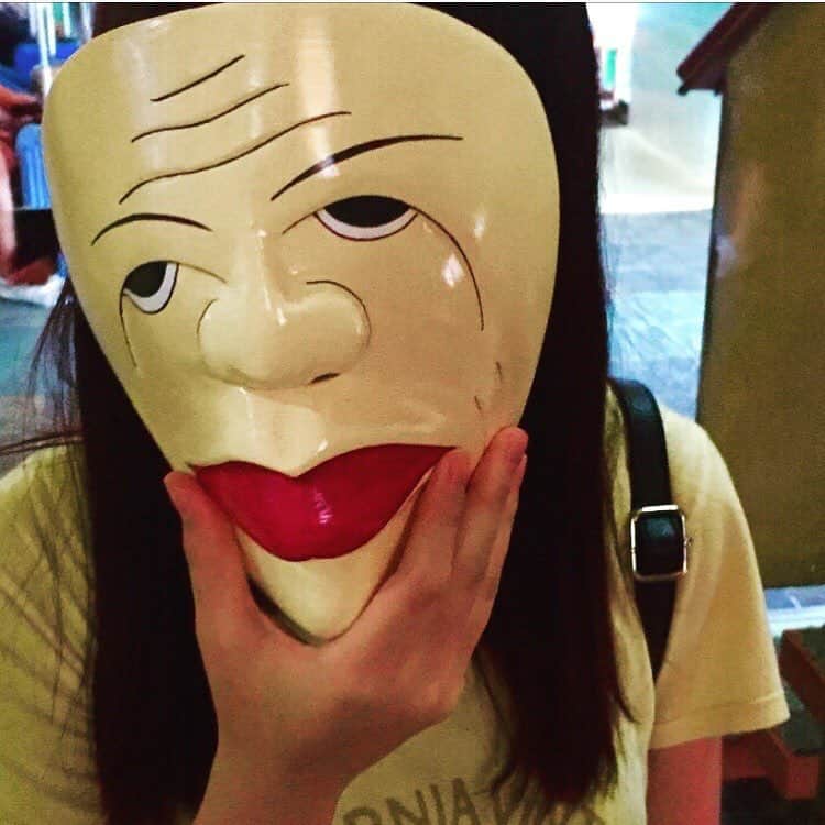 与田祐希のインスタグラム：「こんばんよーだ 🌝  ビンタン島で 見つけた仮面。  #与田ちゃん #仮面 #ビンタン島 #日向の温度 #こんばんよーだ #与田祐希」