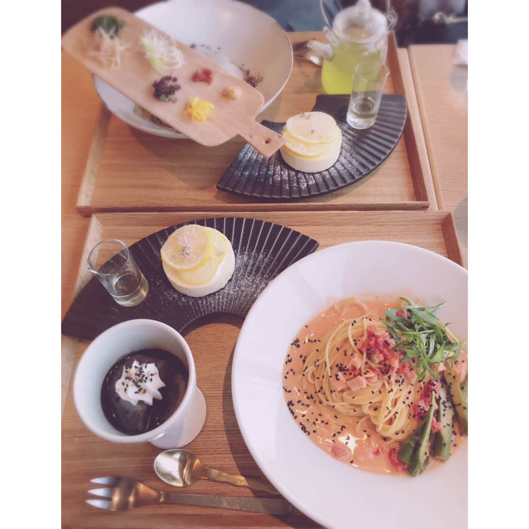 紗綾さんのインスタグラム写真 - (紗綾Instagram)「一枚目、photo by📸 @asaka_kubo  ランチにとっても美味しいパスタとデザートを食べたのだ🙈」12月10日 1時57分 - saaya_official_